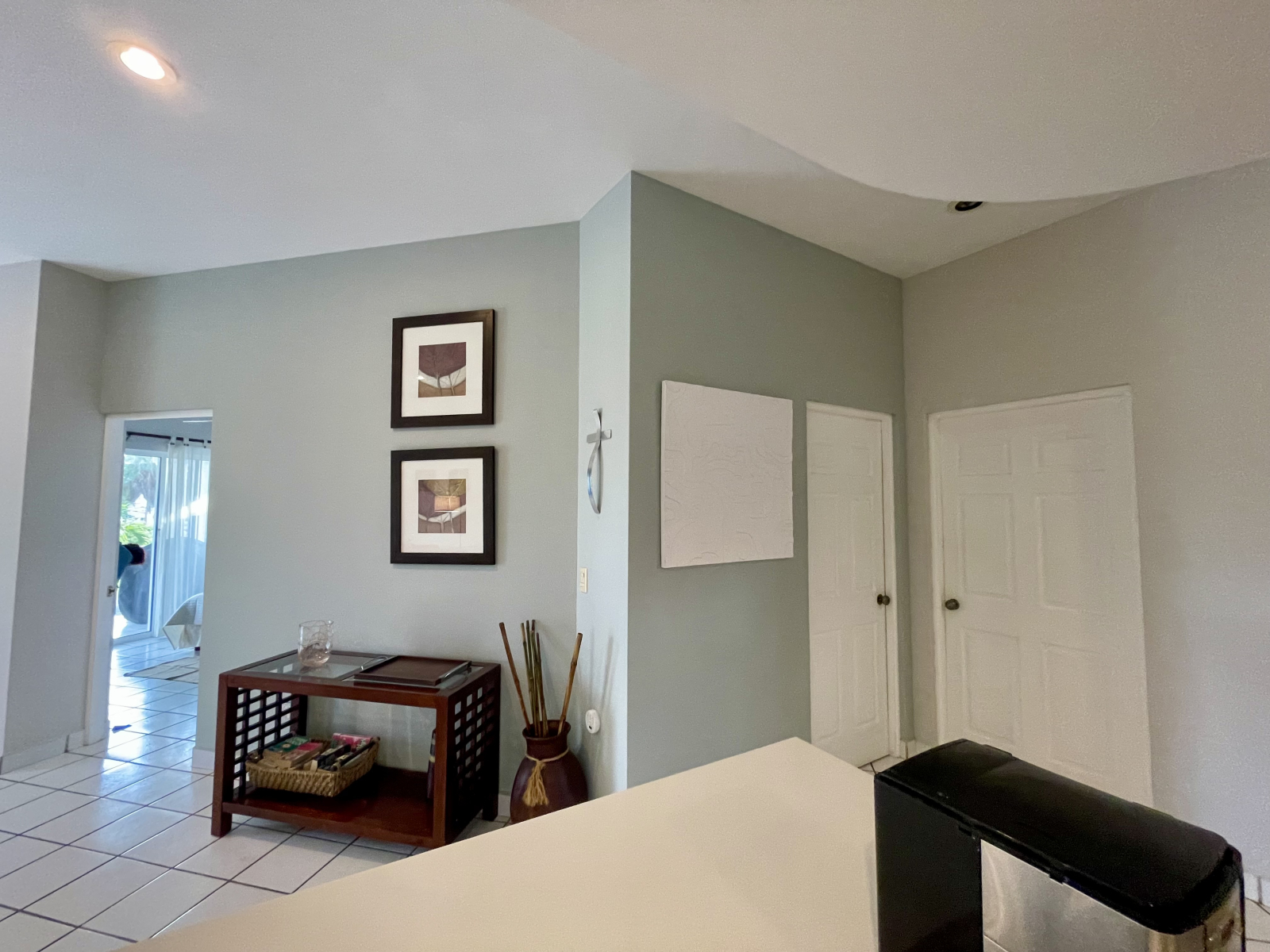 Condo on a Golf Course, shared pool, tropical surroundings, best area to live in Mazatlan!