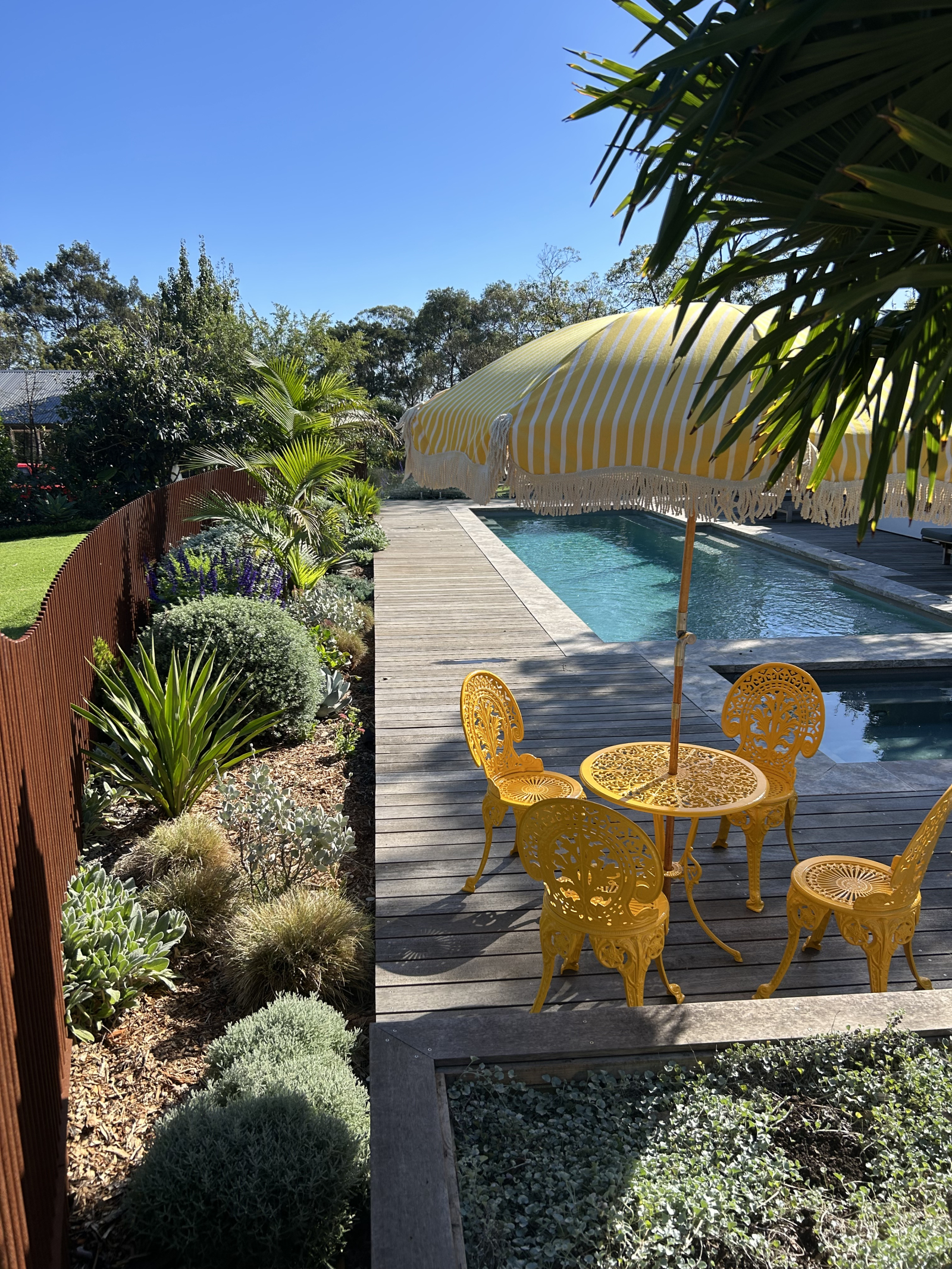 Cabaña australiana de tablas con vistas a la piscina y a la hoguera en la península de Mornington, justo a las afueras de Melbourne