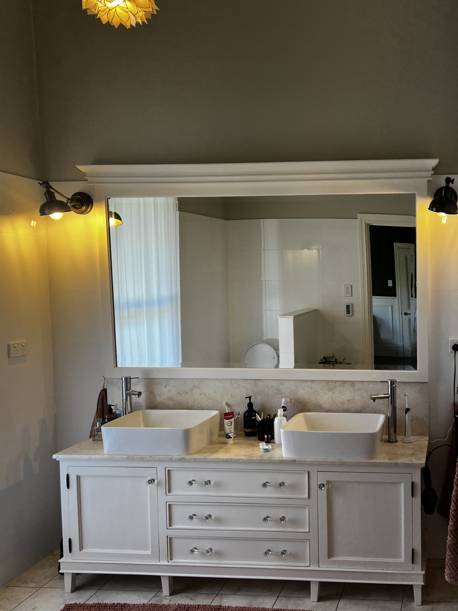 Salle de bains avec grande douche double