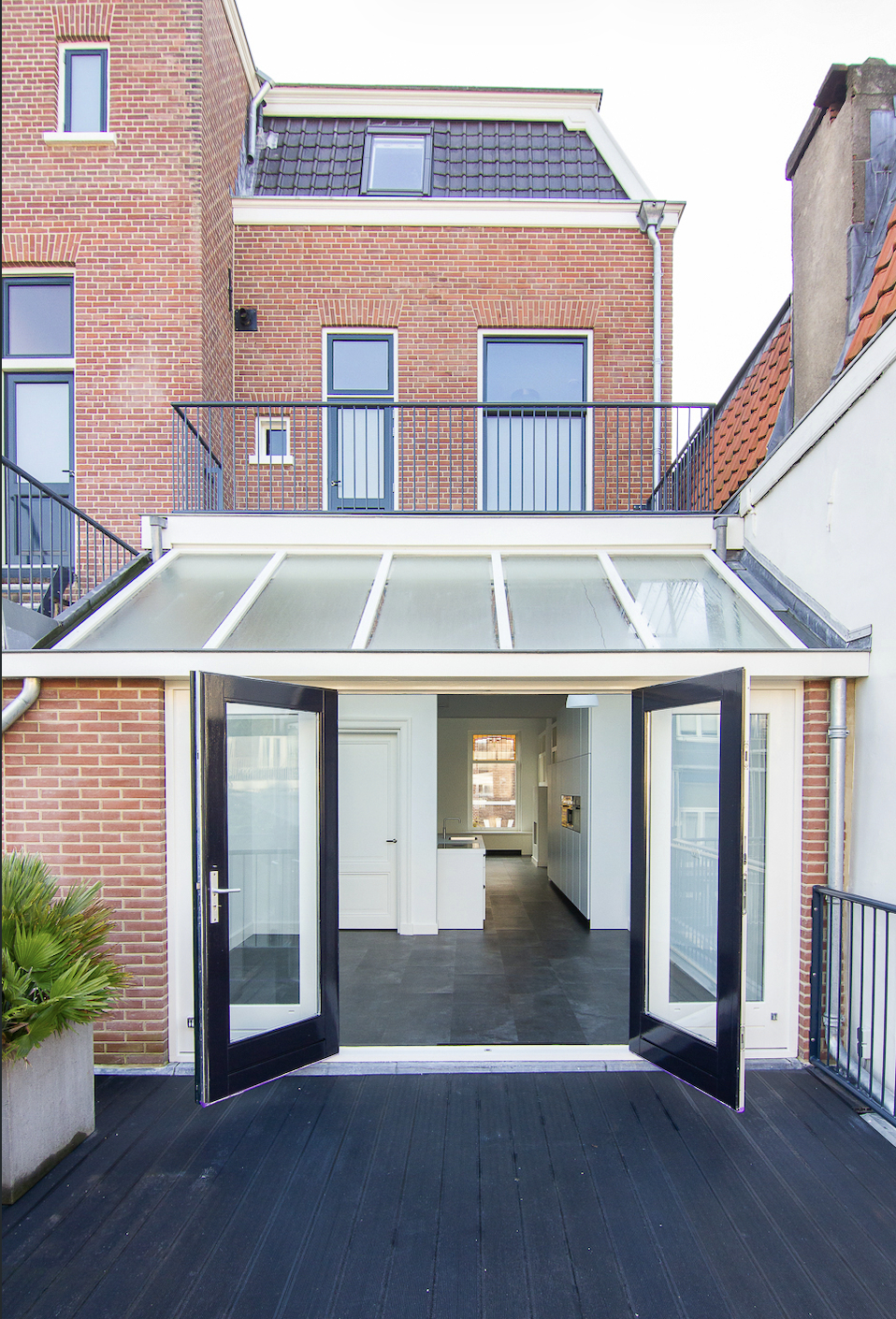 Du balcon du premier étage vers le salon, la salle à manger et la cuisine