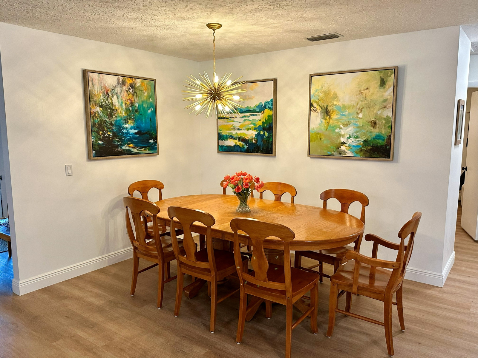 Une table à manger assez grande pour toute la famille (et il y a une feuille supplémentaire dans le ...