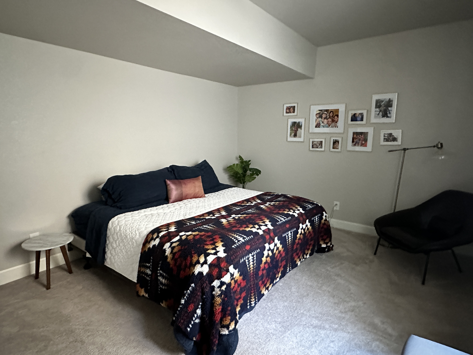 Im Kellerzimmer mit einem Kingsize-Bett.