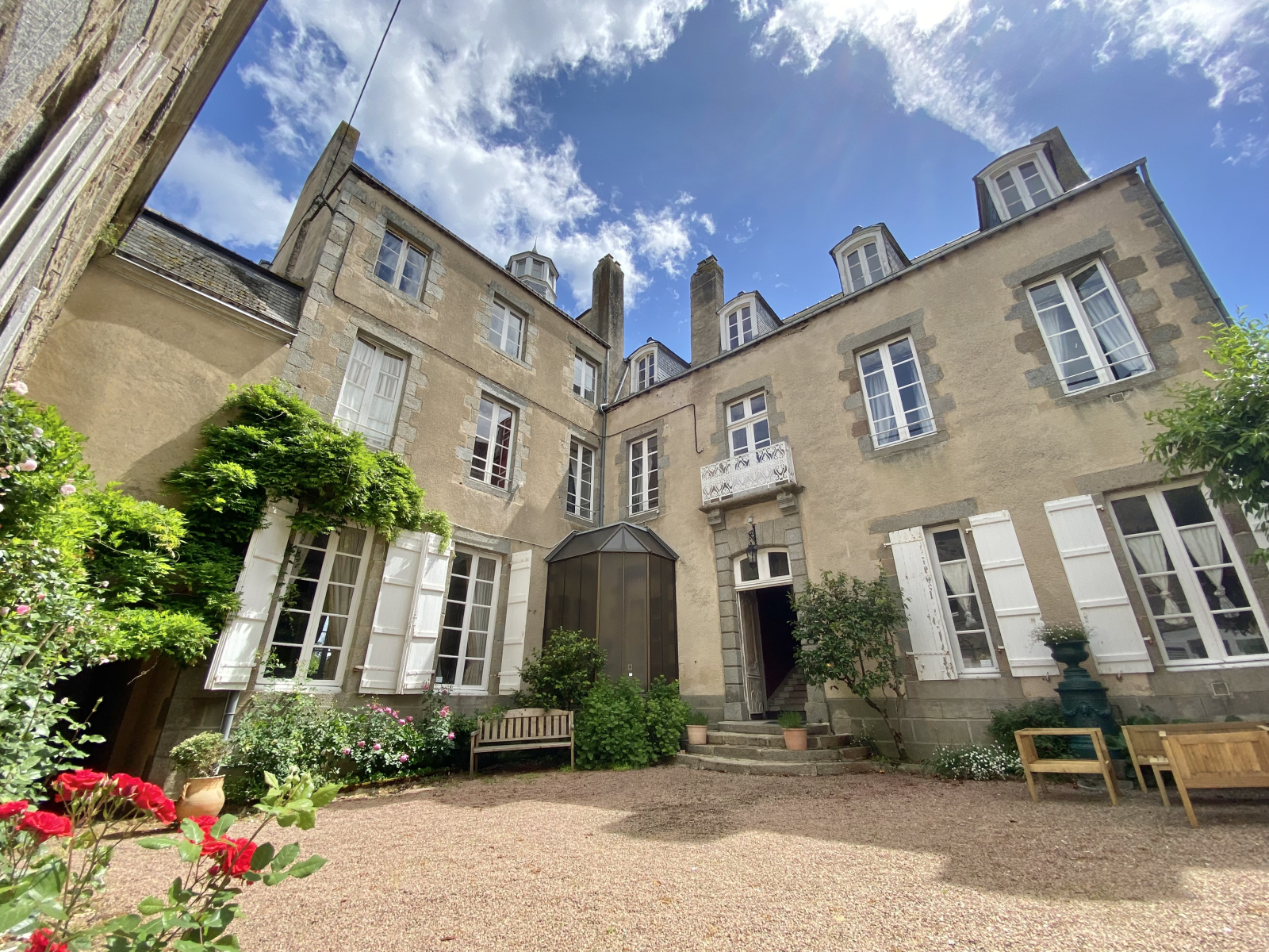 Vista do pátio interno da mansão.