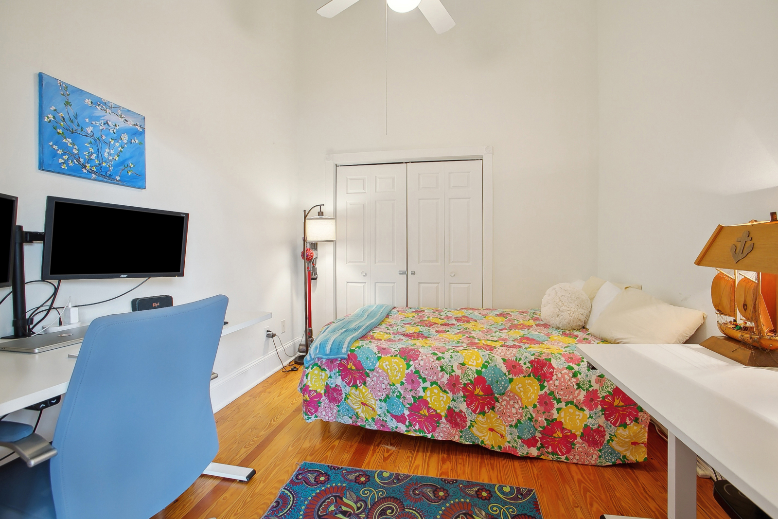 Futon queen size super confortável em um escritório doméstico compartilhado. Duas mesas para cima / ...