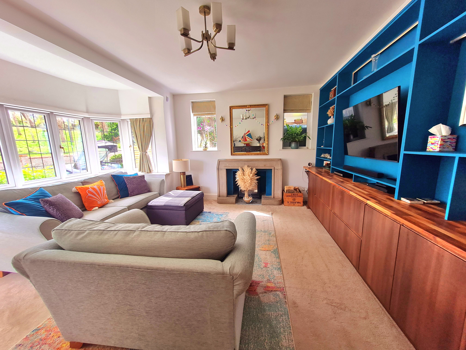 Grand salon confortable avec poêle à bois pour l’hiver. Grande télévision avec Netflix, Disney+, etc ...