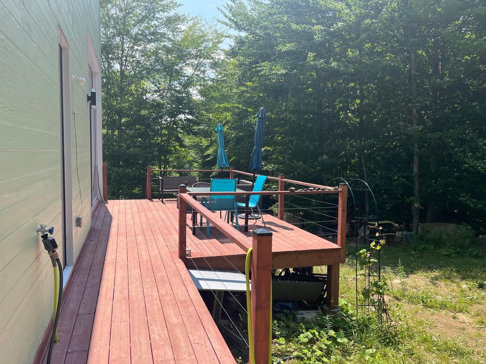 New and luxurious chalet 1 hour from Montreal, with access to the lake and private pontoon, loan of kayaks and paddle boards
