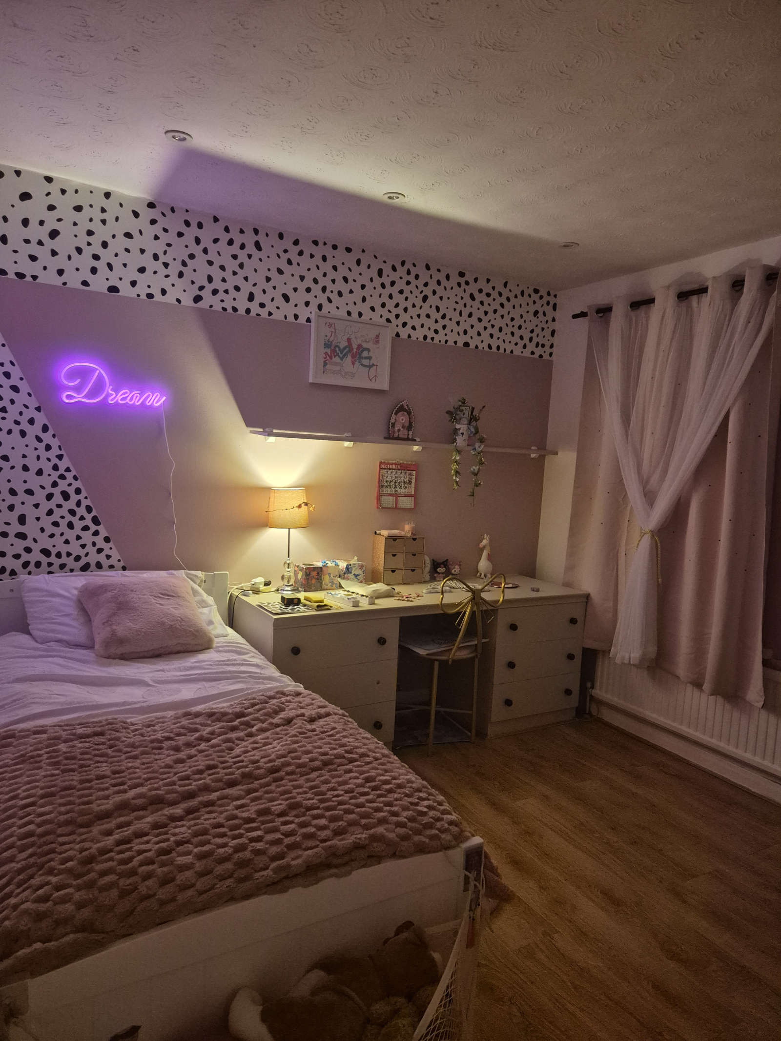 Quarto da filha mais velha. Cama de solteiro com camisa puxada. (se precisar, me avise com antecedên ...