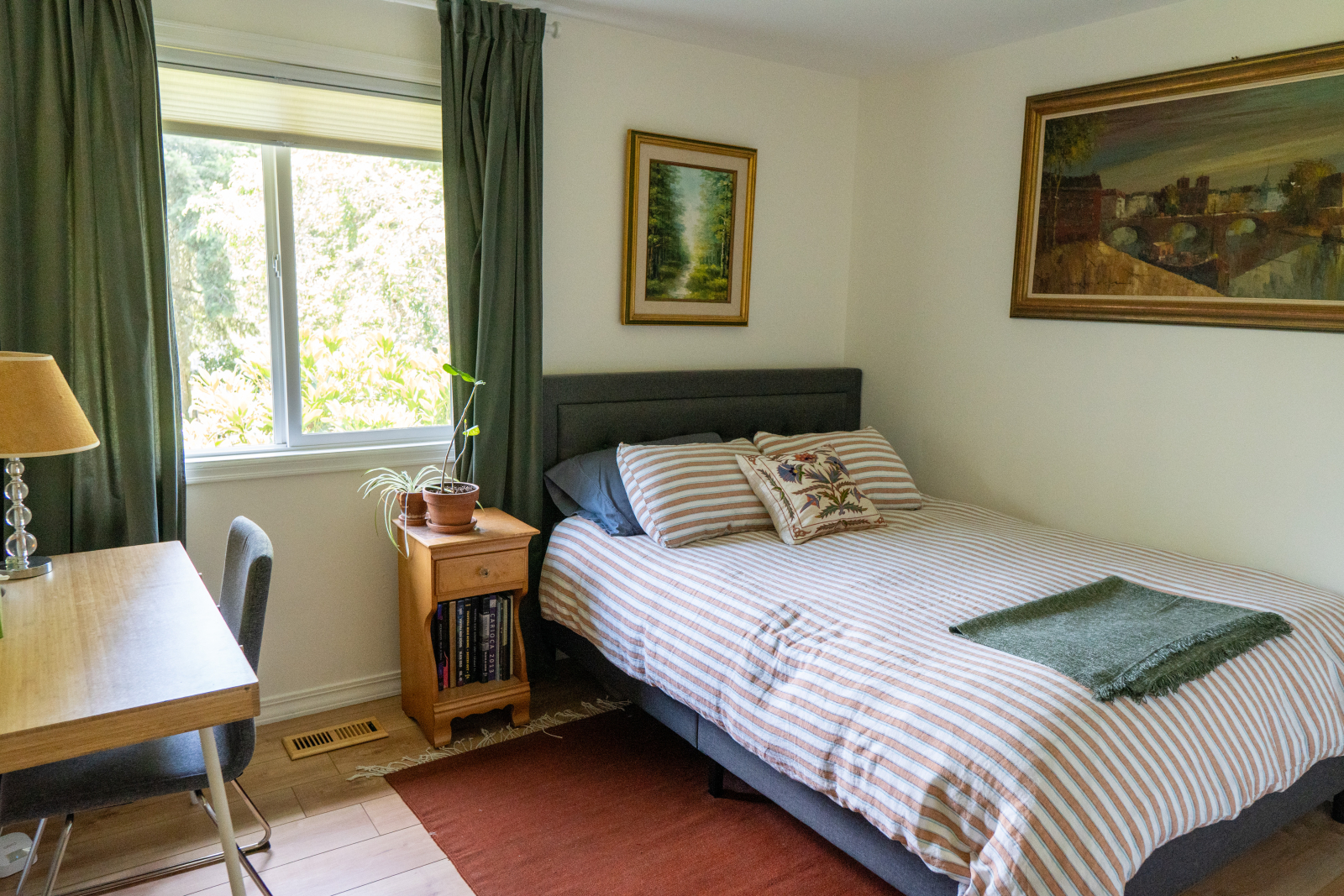 Gastenkamer. Queensize bed, bureau en kast.