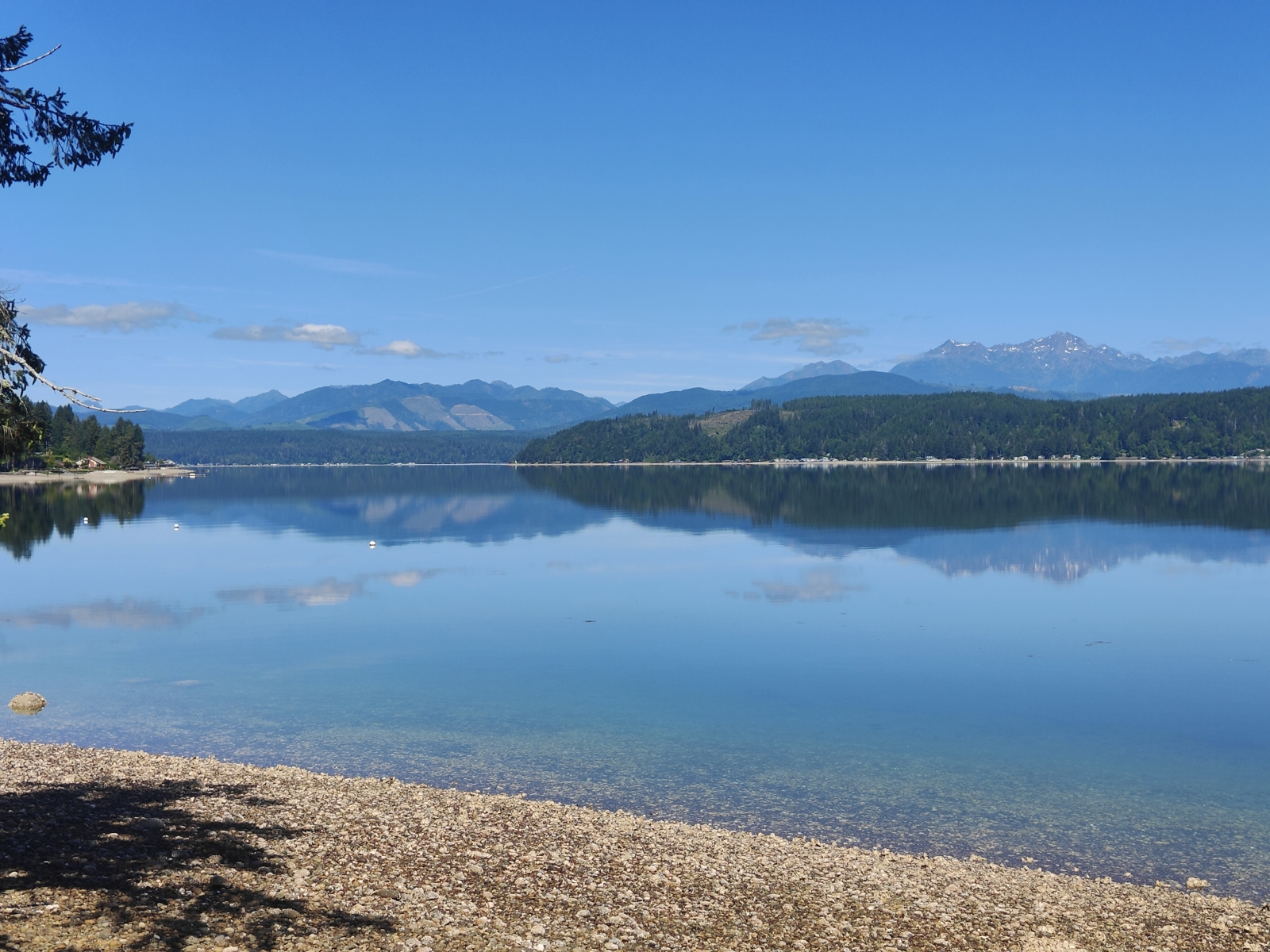 Kijk uit over de fjord die alleen op het Amerikaanse vasteland te vinden is in ons onlangs gerenoveerde, ruime huis.