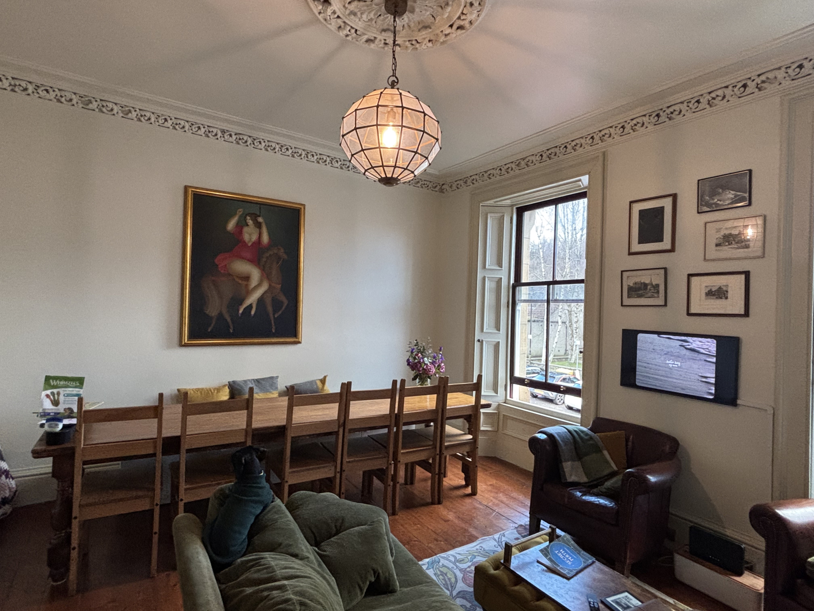 A sala de estar com grande mesa de jantar, acomoda 12 pessoas