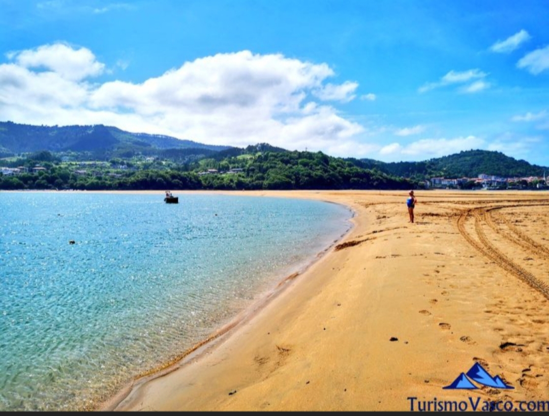 Wilder Strand von Laida, 15 Minuten mit dem Auto, im Sommer auch mit dem Bus erreichbar