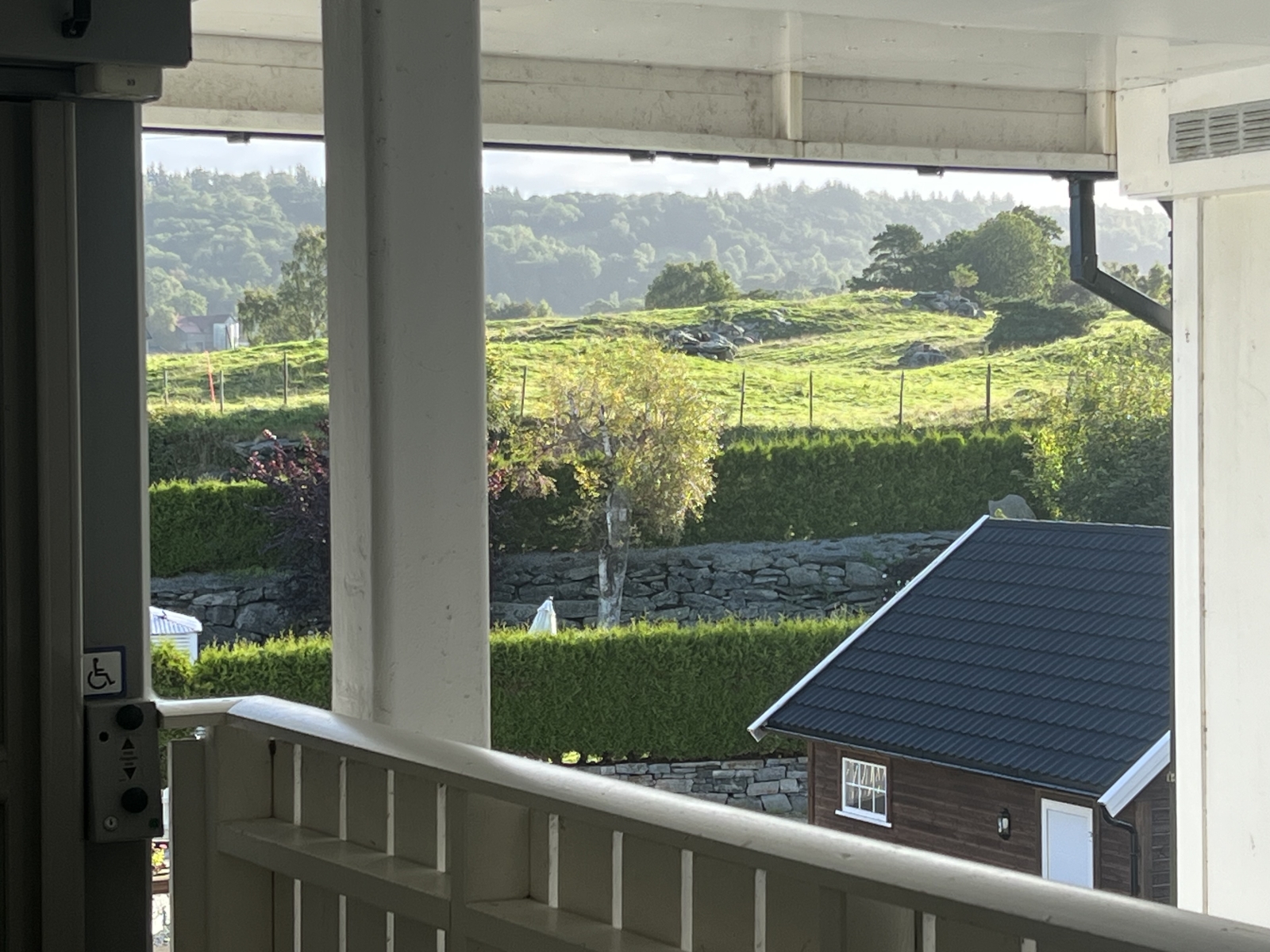 Penthouse mit Terrasse, Kai, Ruderboot auf der Finnøy.