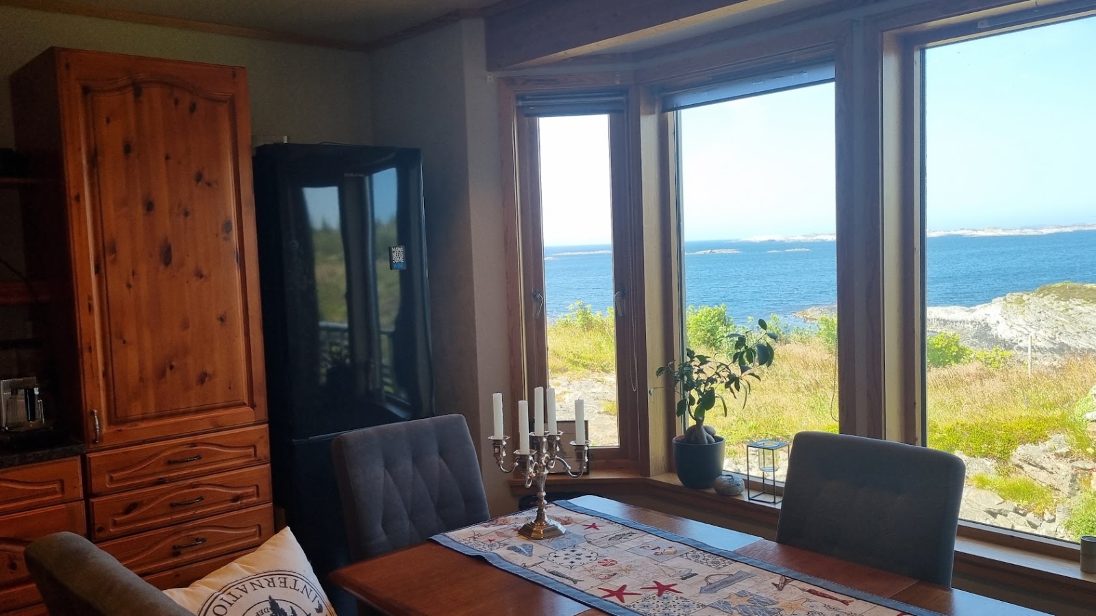 Onbeperkt oceaanzicht in een modern, aan zee gelegen huis