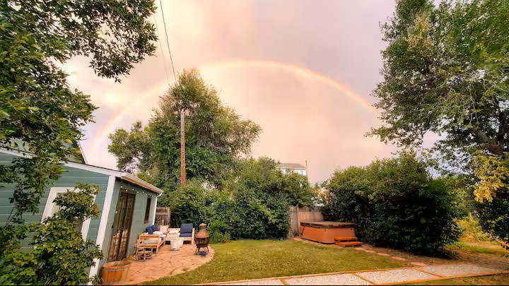 Arvada Olde town cabin feel home with hot tub and sauna.