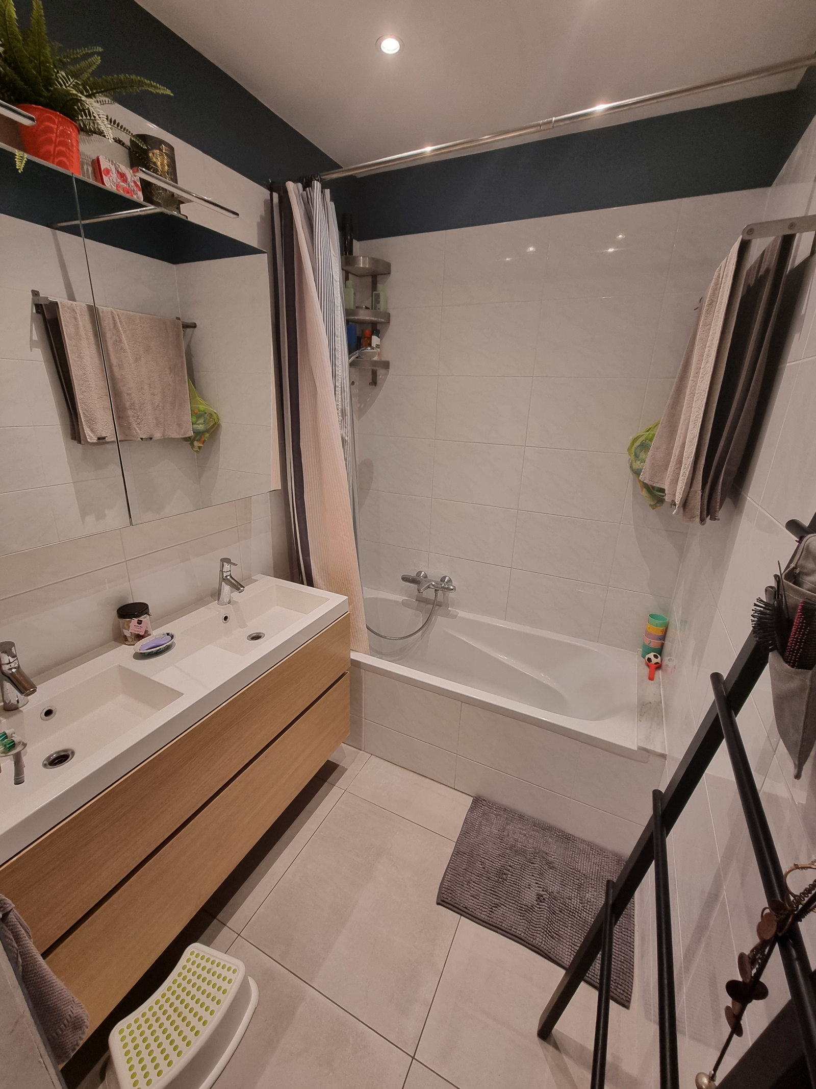 Cuarto de baño con bañera, ducha y doble lavabo.