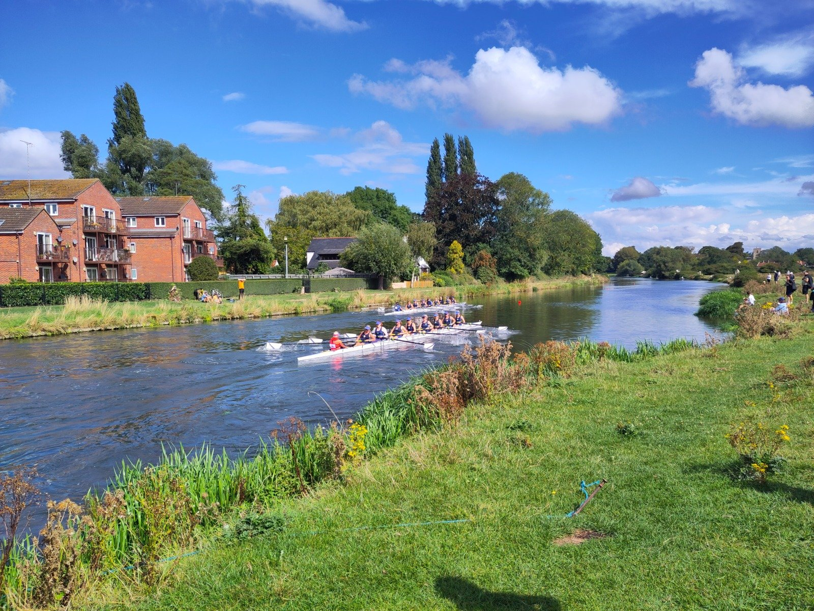 Stadthaus am Fluss bei Feuchtgebieten und Bootshäusern – malerisches Cambridge