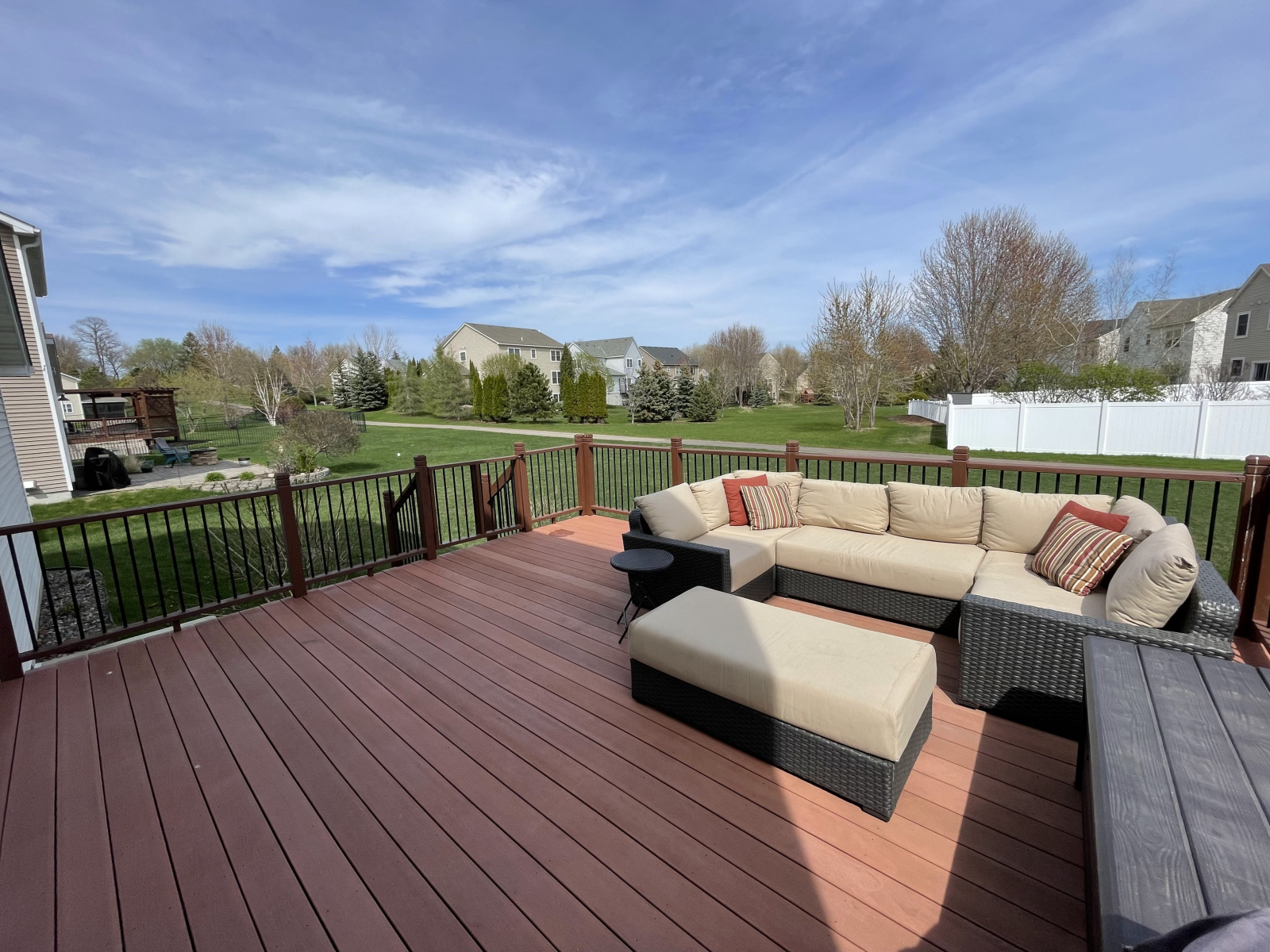 We hebben een picknicktafel die binnenkort wordt opgesteld! Deze foto is in de late namiddag genomen ...