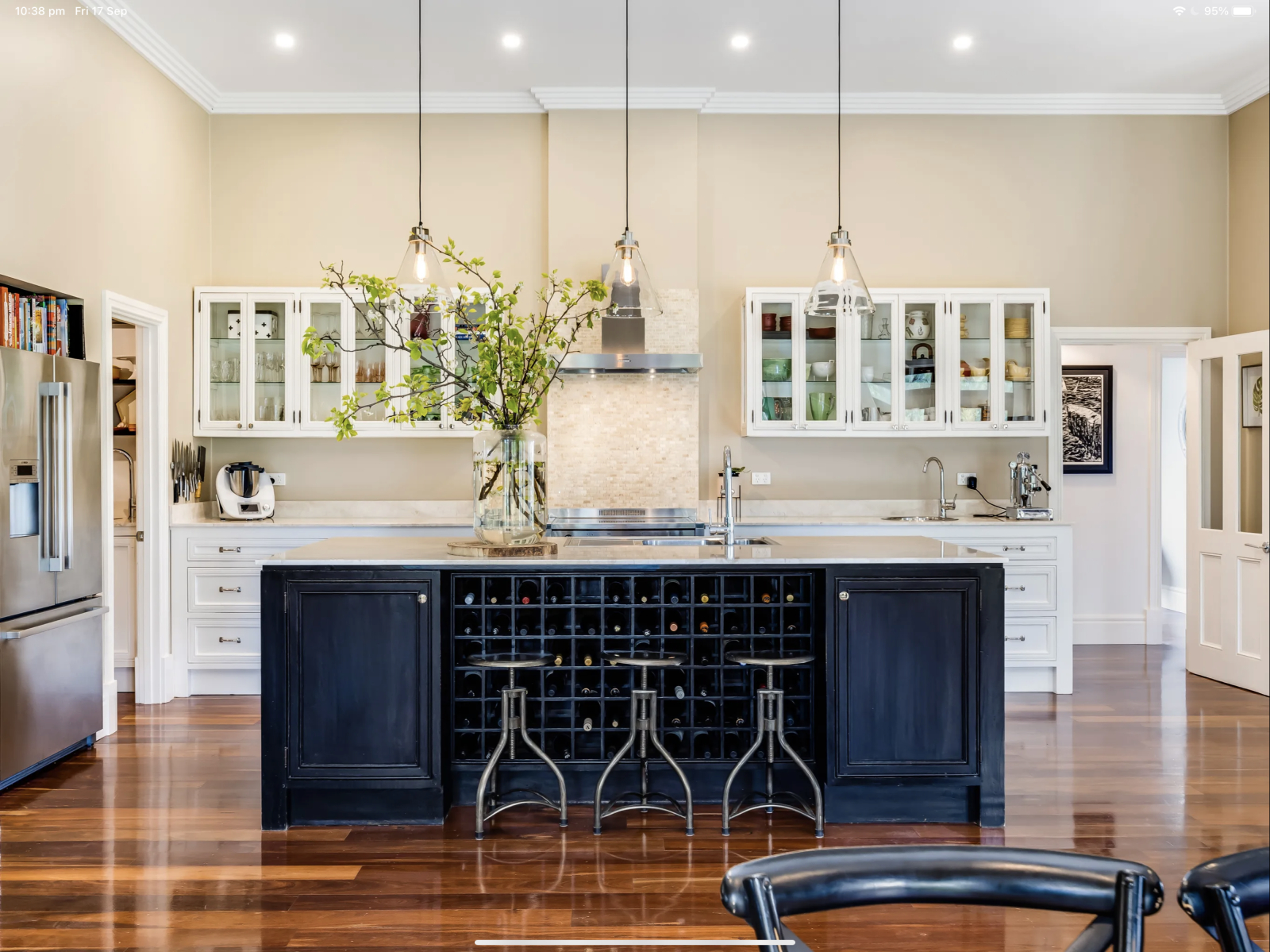 Coin cuisine avec grand banc îlot