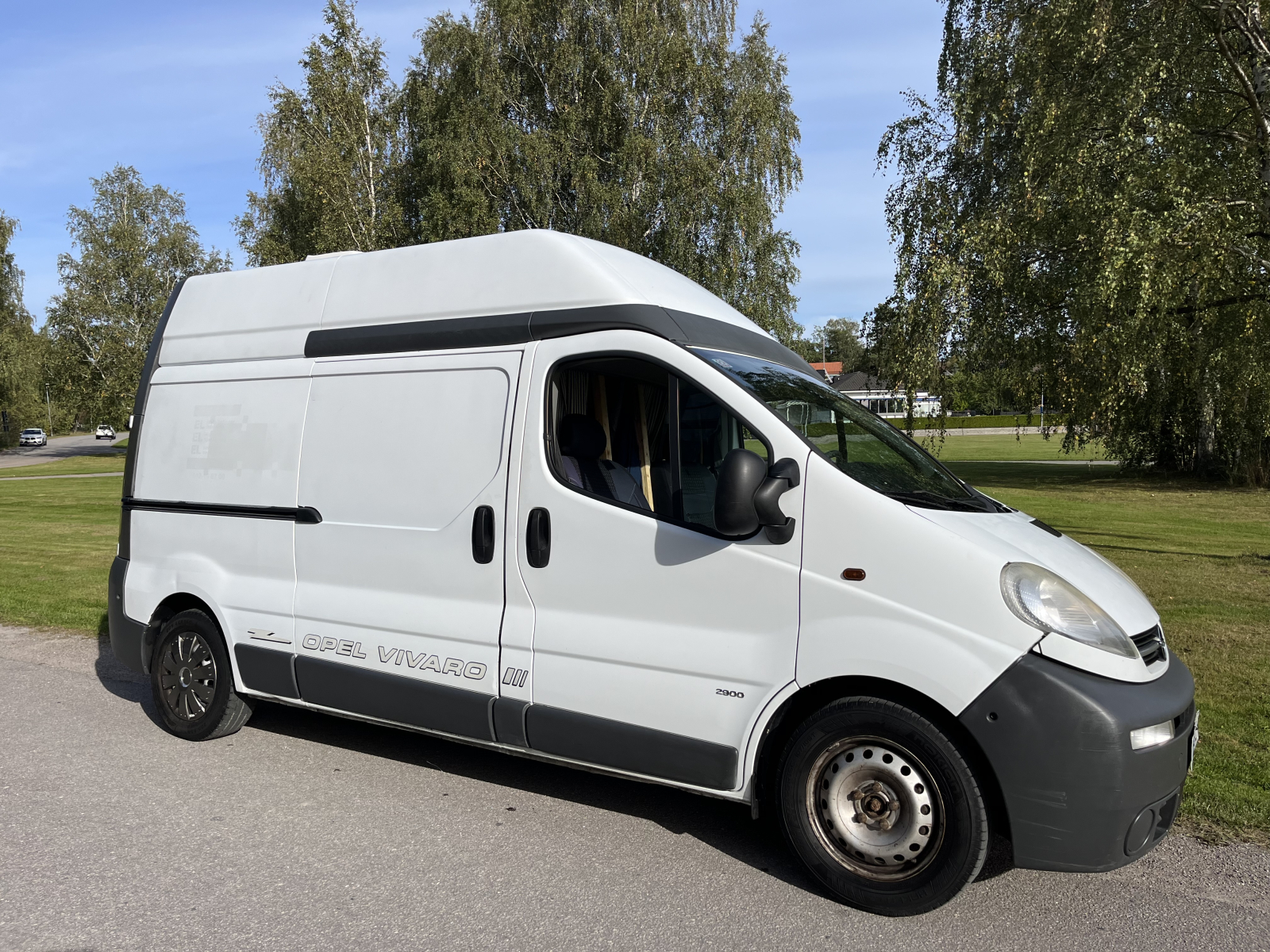 Fai un viaggio nel nostro accogliente camper.