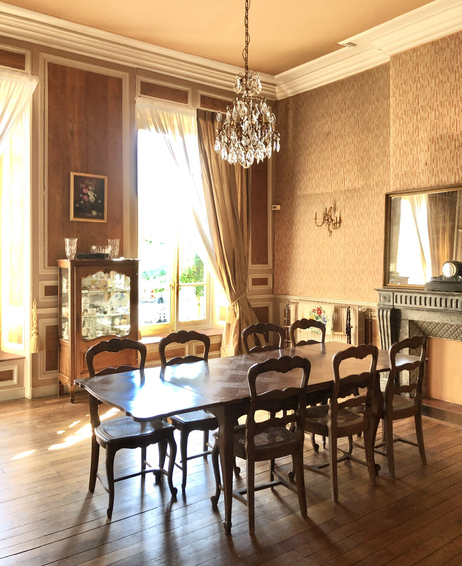 A mesa da sala de jantar acomoda até 10 pessoas.