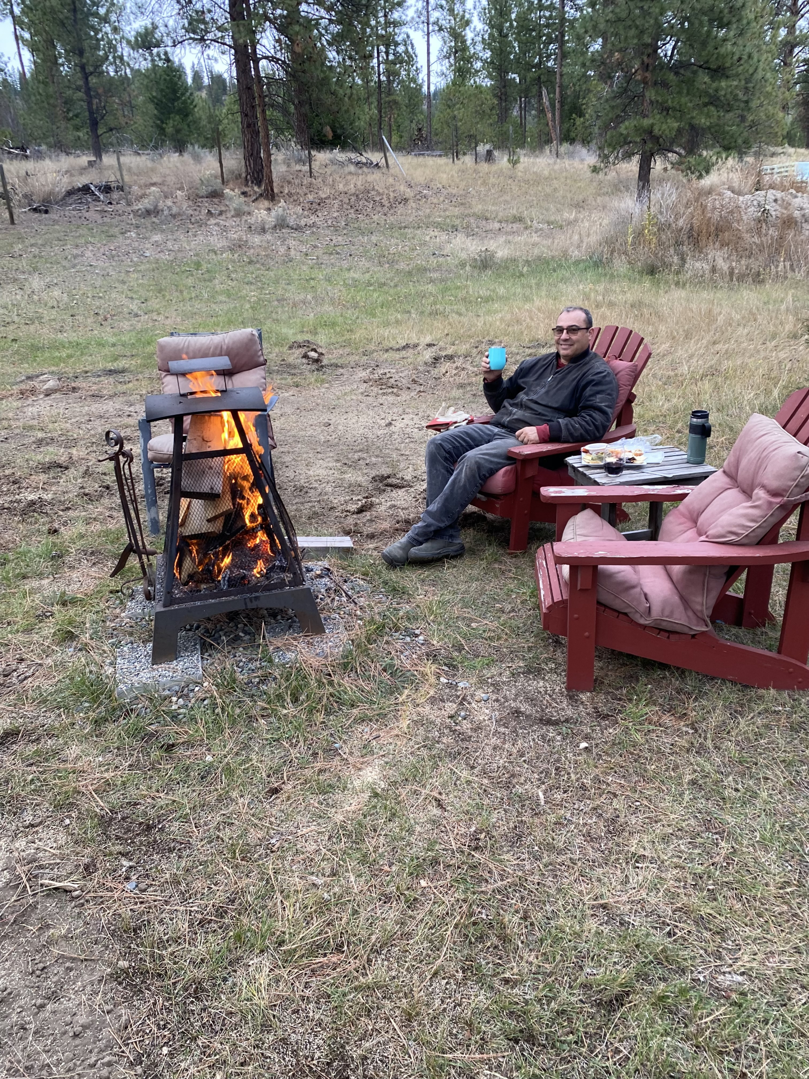Het kampvuurgebied kijkt uit op de top