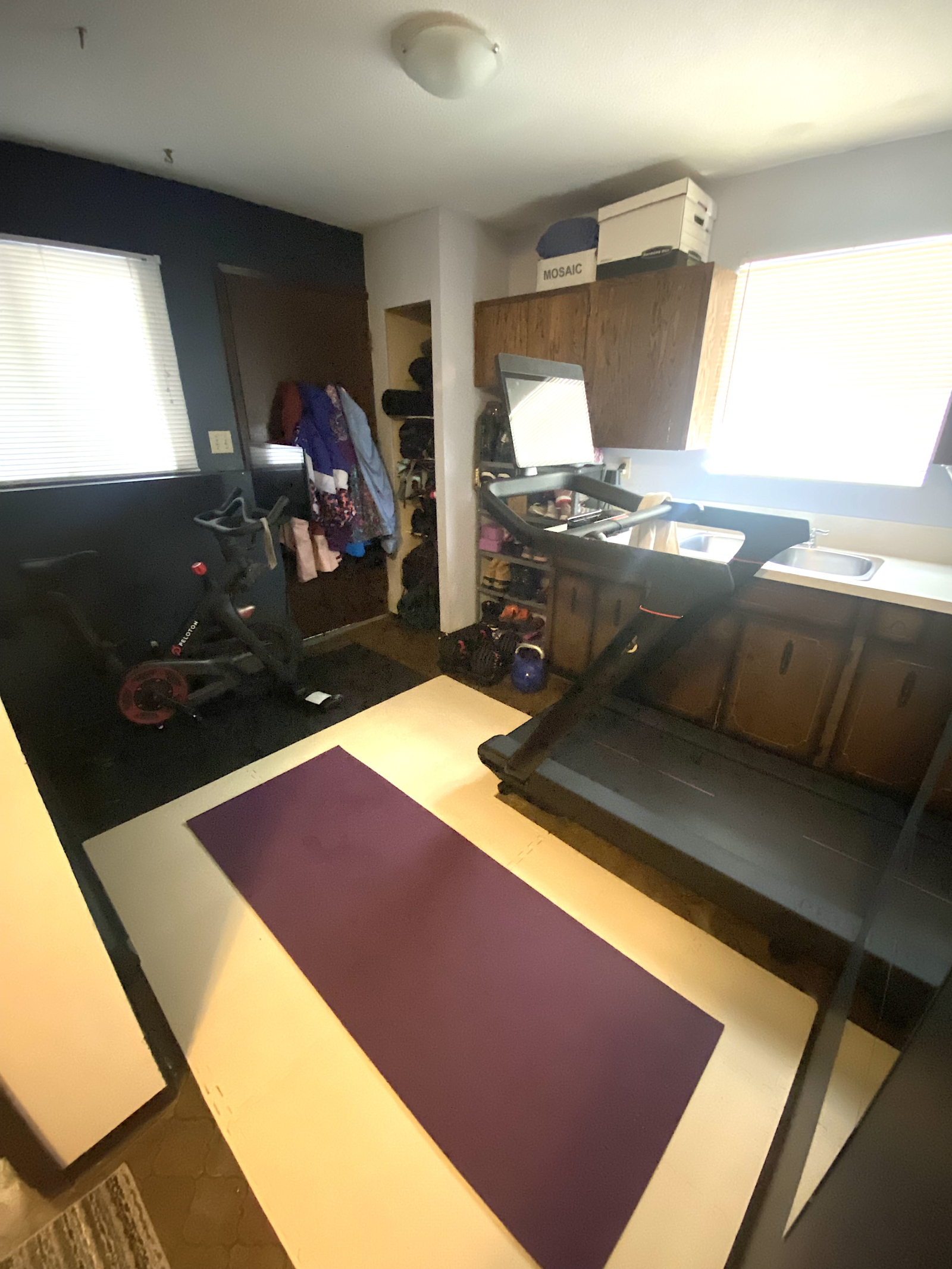 ¡Zona de entrenamiento en casa con dibujo Peloton y bicicleta!