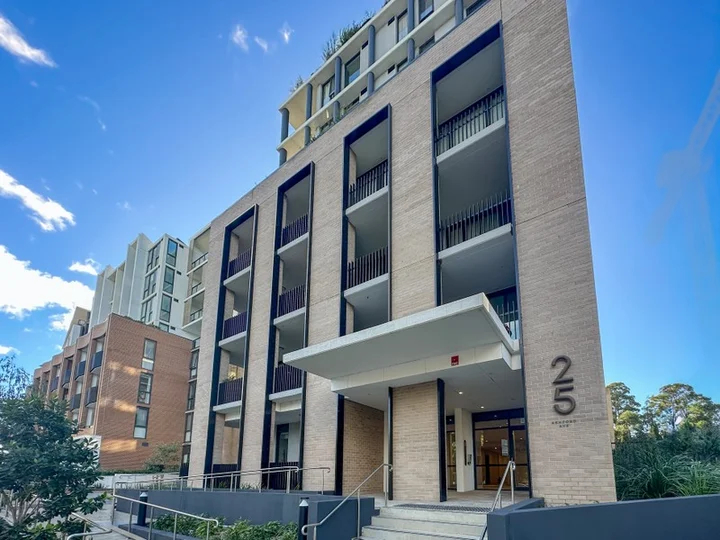 Spacious 3BR+study family apt across from Sydney Metro, historic showground & bush