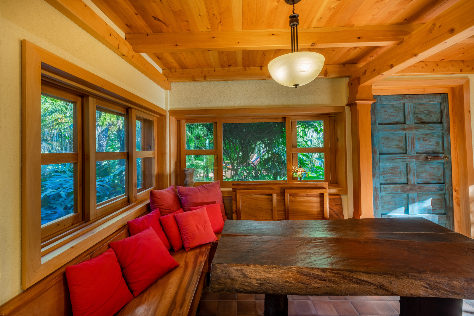 Garden Casita with artistic flare- Hideaway in Central Panajachel for dog lovers