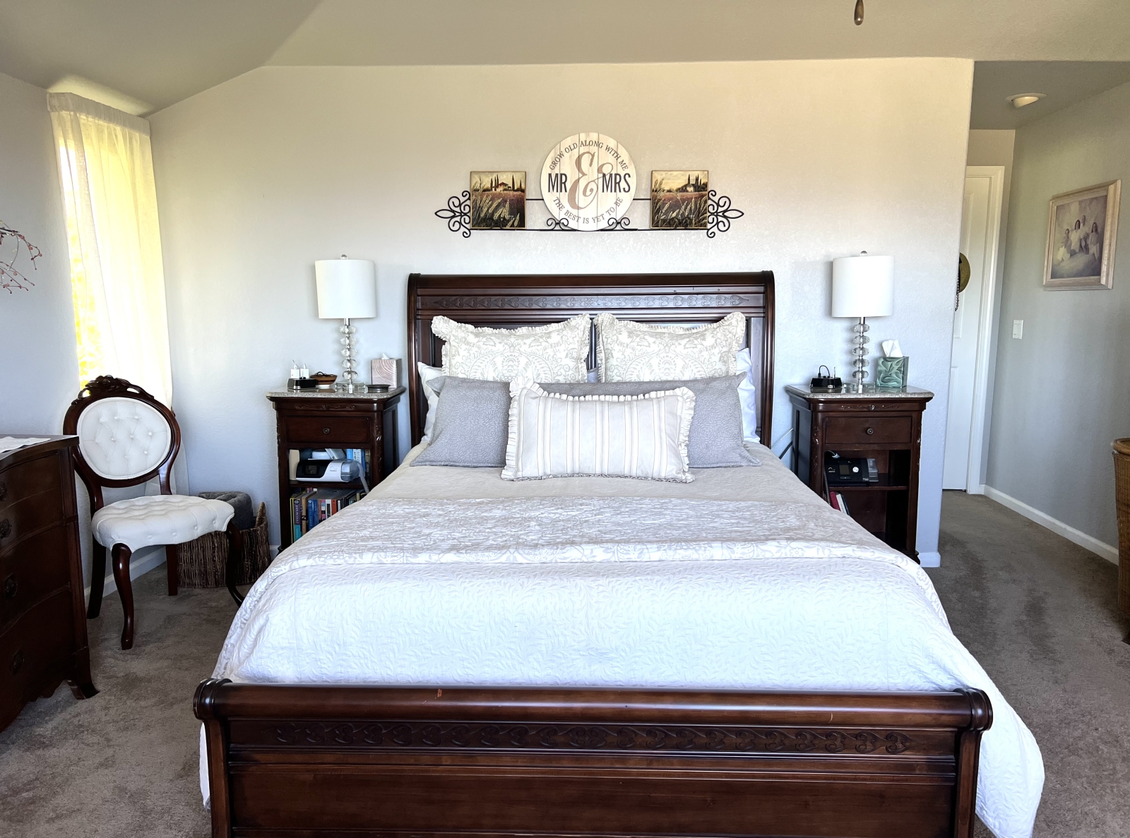 De hoofdslaapkamer is boven en heeft een queensize Temperpedic-bed. Comfortabele leesstoelen, plafondventilator, inloopkast en een gerenoveerde hoofdbadkamer met eigen badkamer. Ook prachtig uitzicht op de stad, de omliggende heuvels, de baai en de Stille Oceaan.