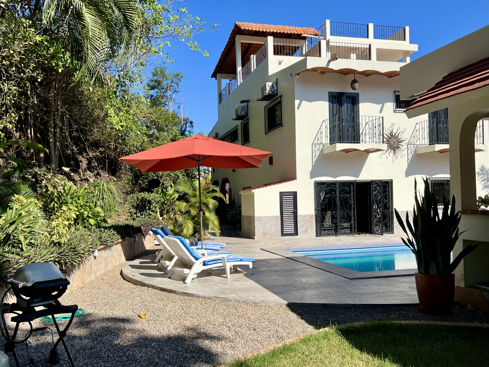 La parte trasera de la casa