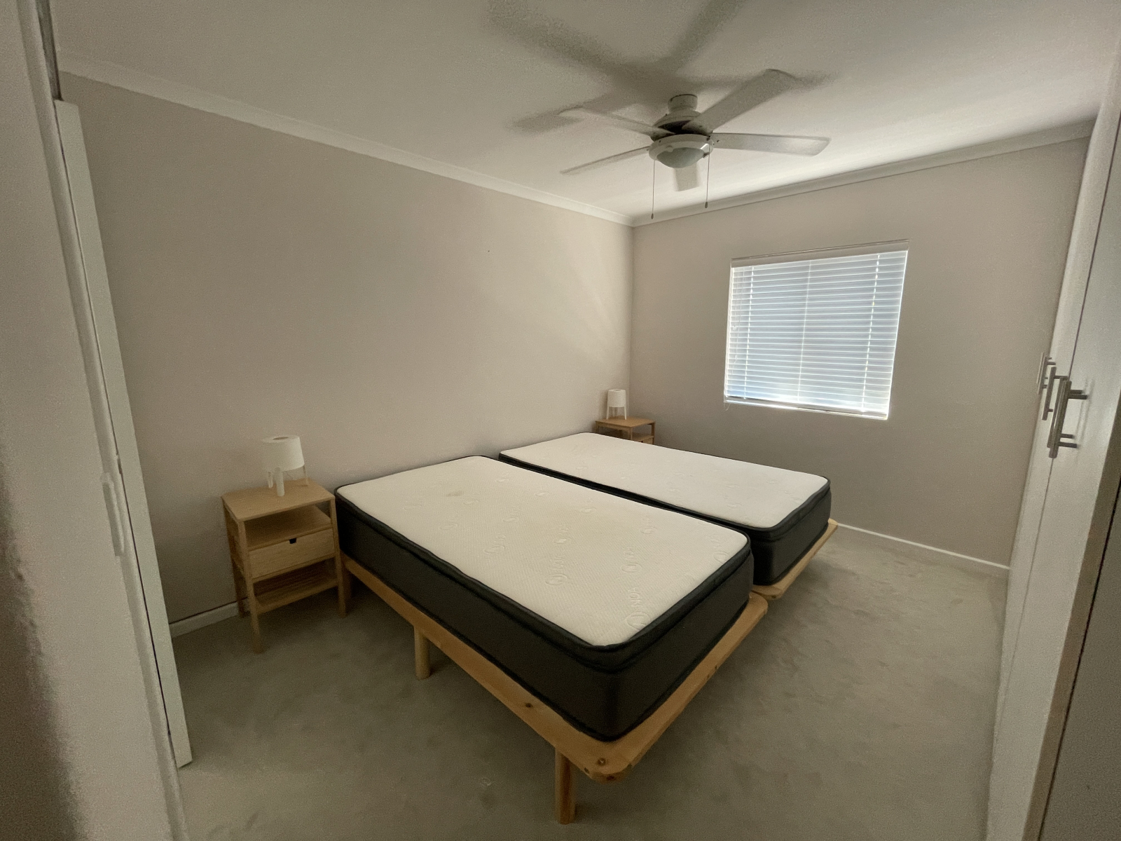 Hoofdslaapkamer met en-suite badkamer (toilet/douche): 2 x kingsize eenpersoonsbedden (3/4 bedden)