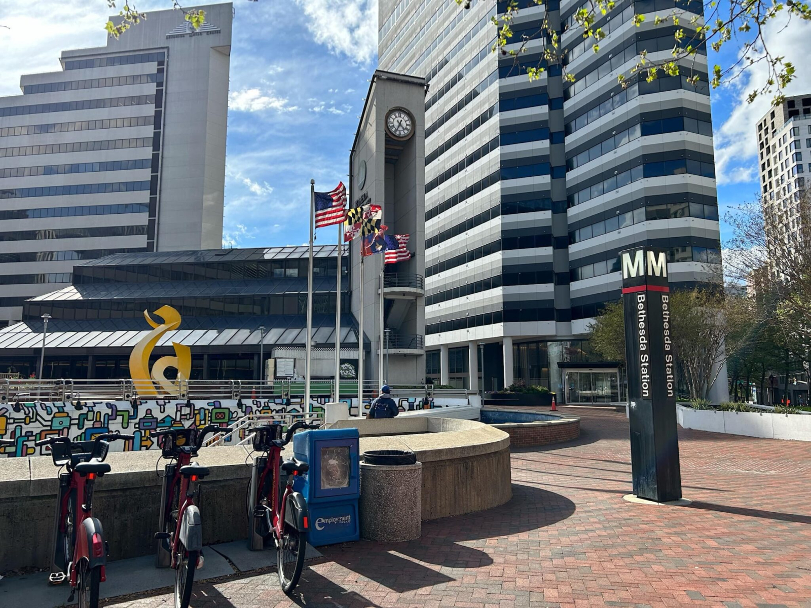 5 minuten lopen naar het metrostation Bethesda op de rode lijn. 10 minuten met de trein naar de Nati ...