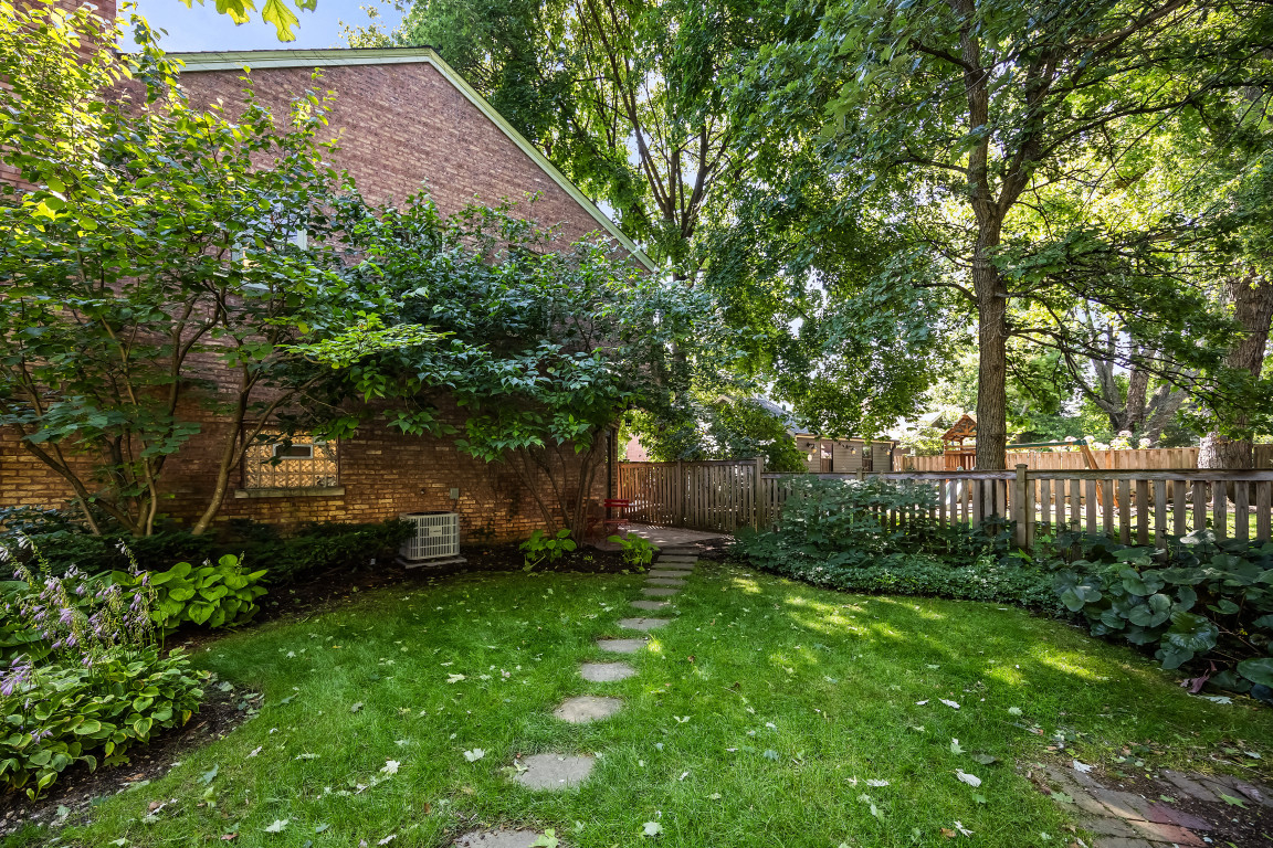 Charming coach house in college town minutes from Chicago