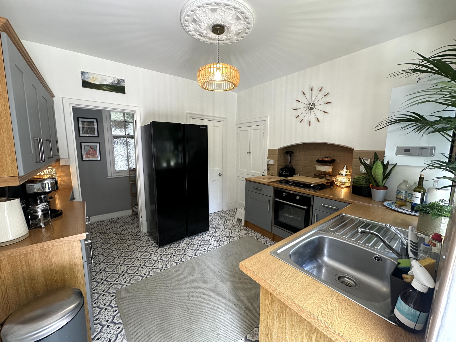 Cozinha totalmente funcional com grande geladeira e freezer estilo americano, máquina de café, liqui ...