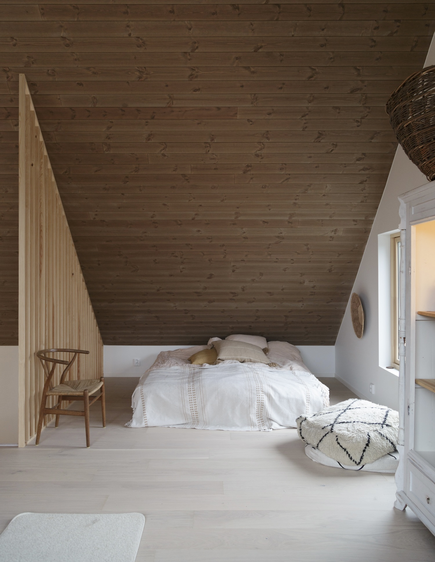 Zweiter Stock mit Doppelbett, Yoga-Raum und herrlichem Blick über den Garten.