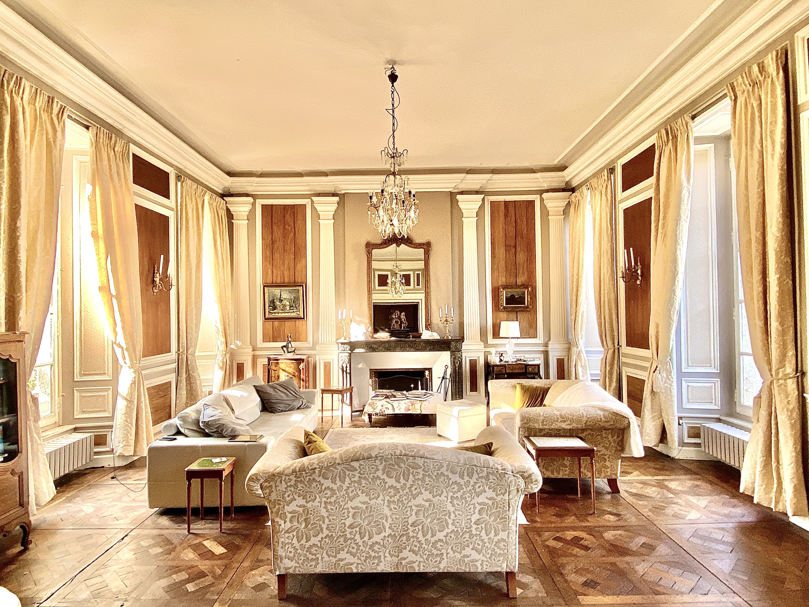 Grande sala de estar, muitos salões confortáveis e vista para o jardim. Temos café aqui todas as man ...