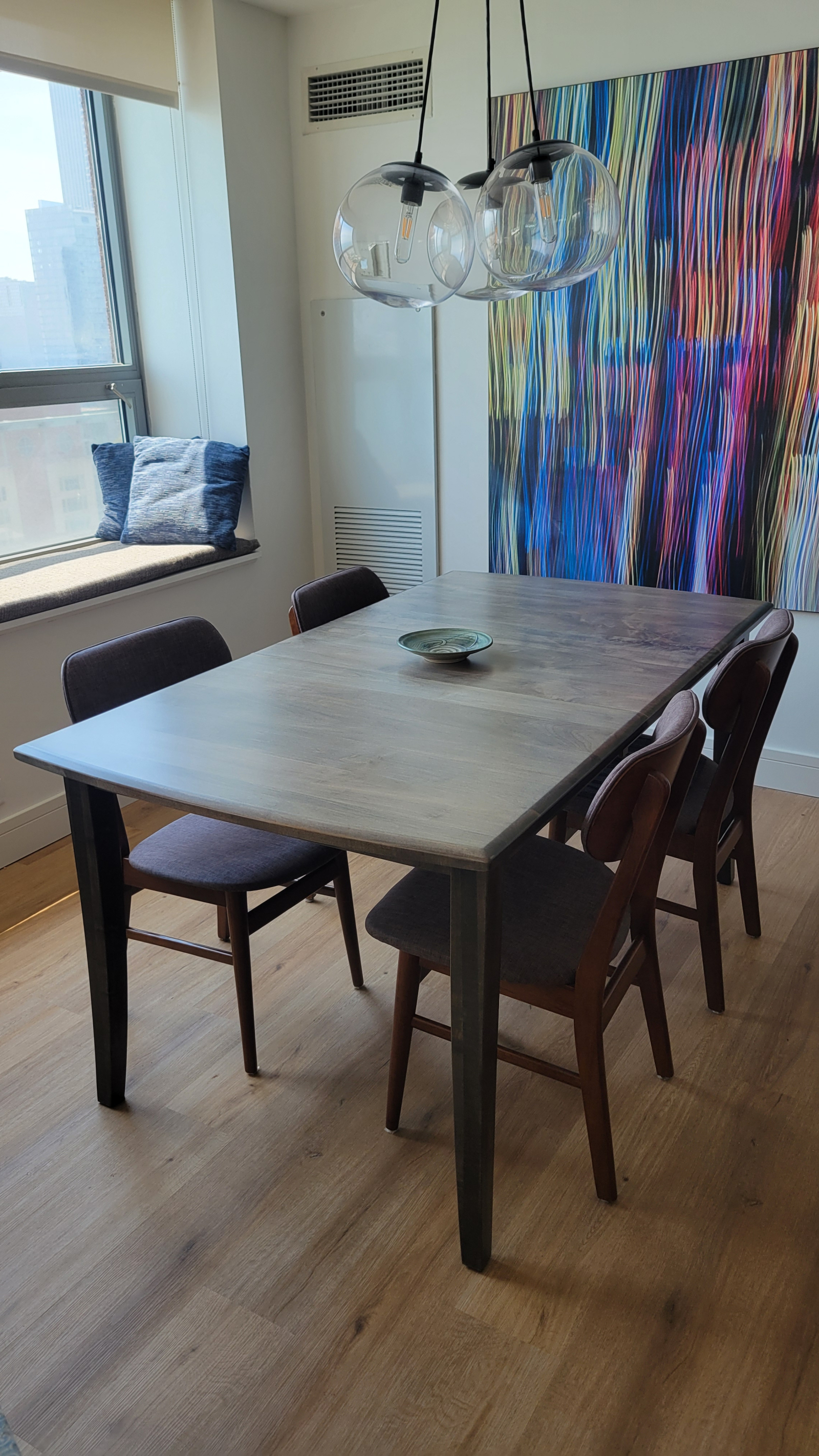 Tavolo da pranzo con vista sul lago e sugli edifici della città.