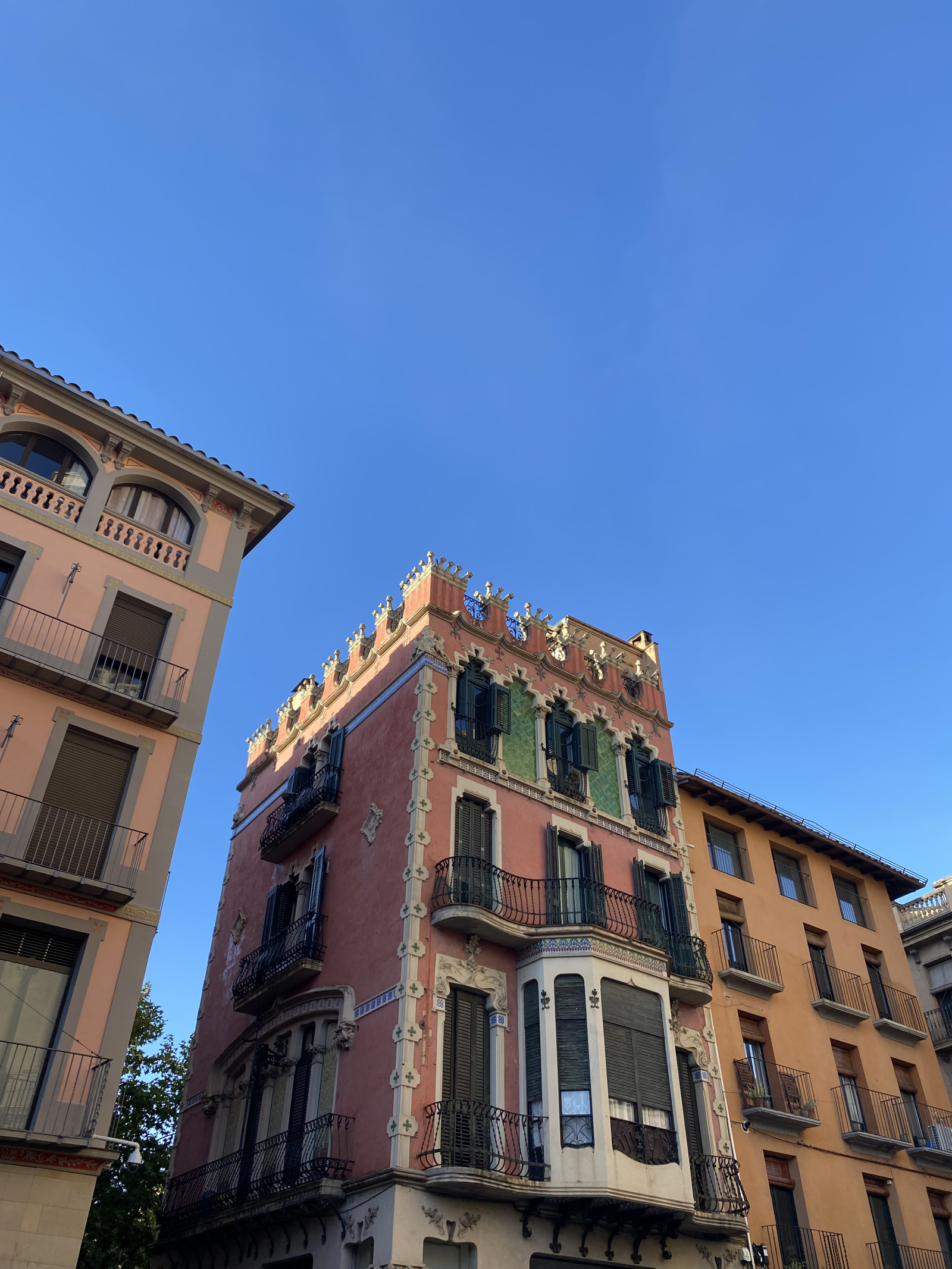 Cataluña, a medio camino del volcán, con una vista preciosa de Olot y sus colinas circundantes.