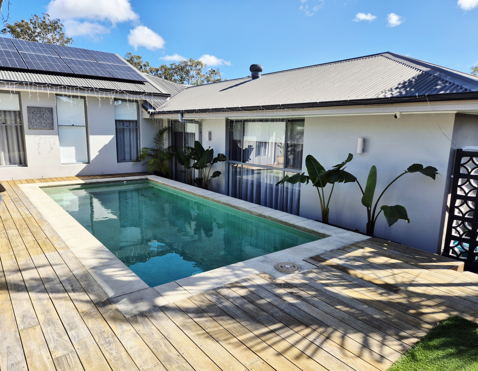 La casa avvolge la piscina