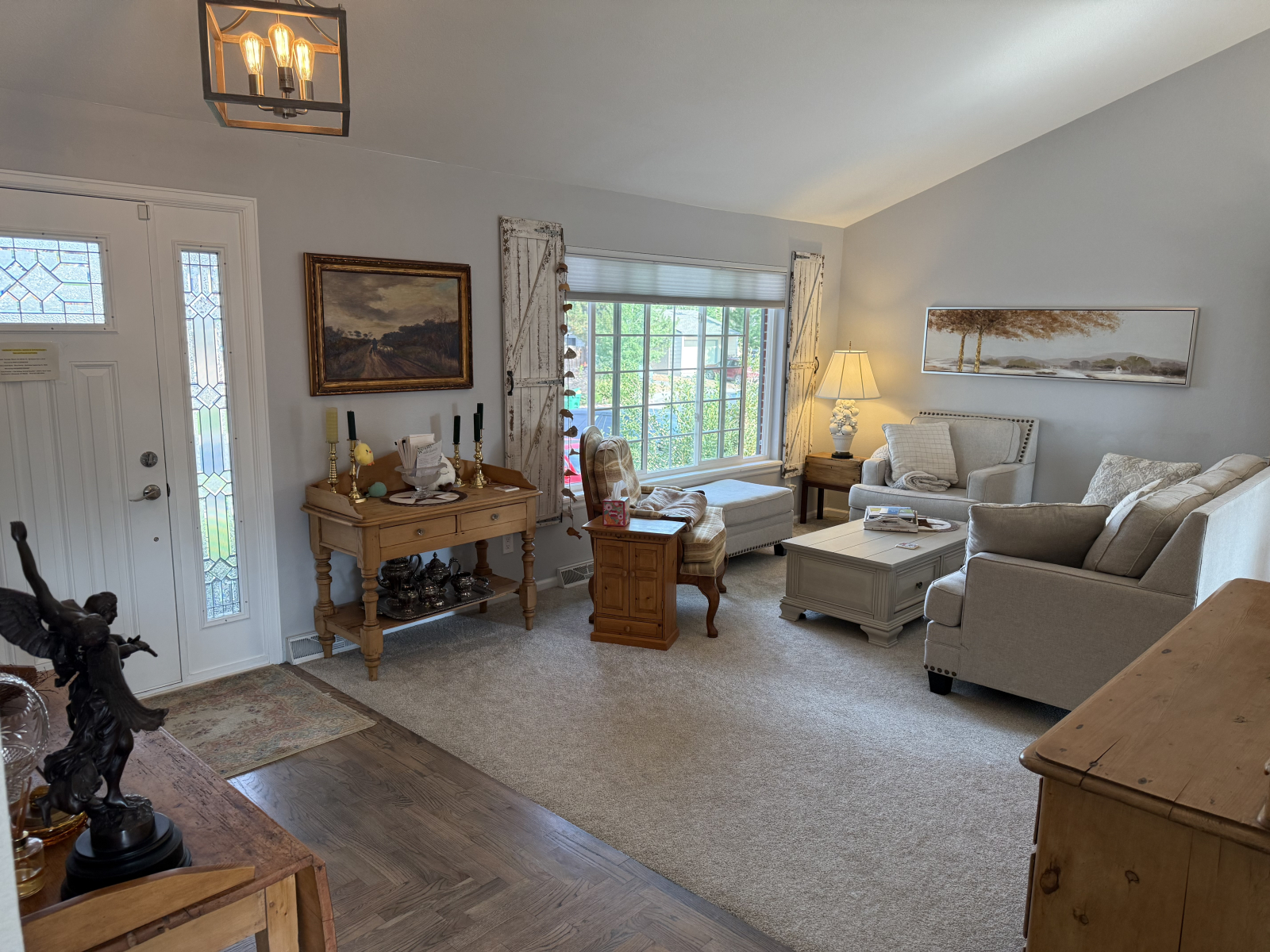 Passons à la structure de base de la maison de la salle familiale remplie d’antiquités en pin irland ...