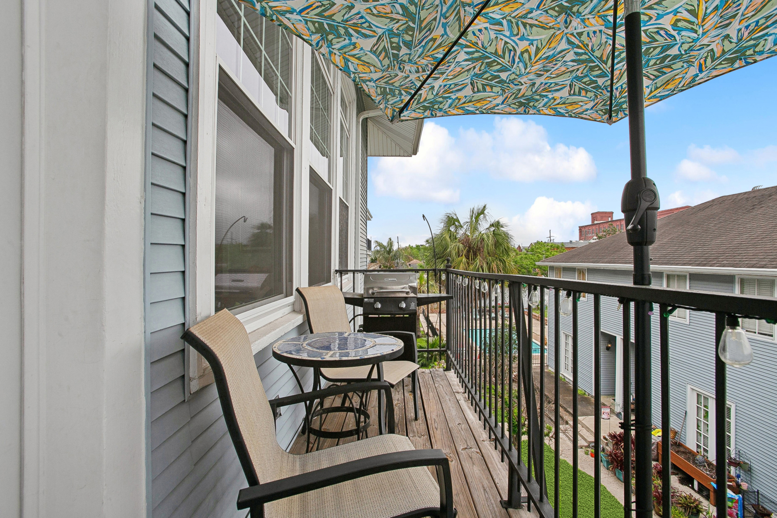 Varanda privada com vista para o jardim, sempre arejada!