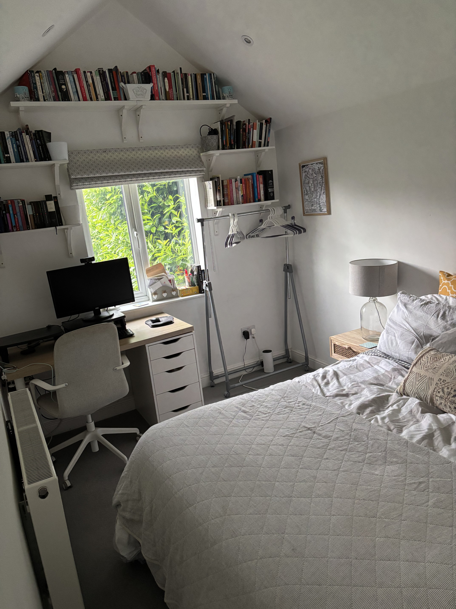 Wir haben das Glück, ein Nebengebäude im Erdgeschoss mit einem Büro/ Kingsize-Bett und einem eigenen ...