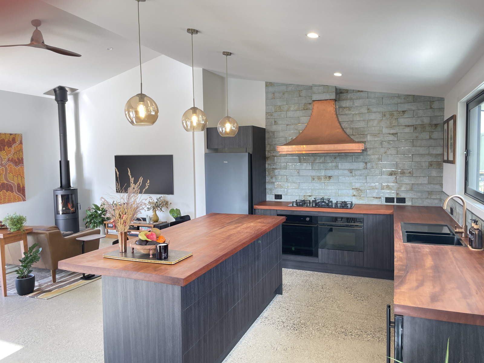 Wir lieben unsere Küche mit 800 Jahre alten schwarzen Matai-Arbeitsplatten (die als riesige Platten ...