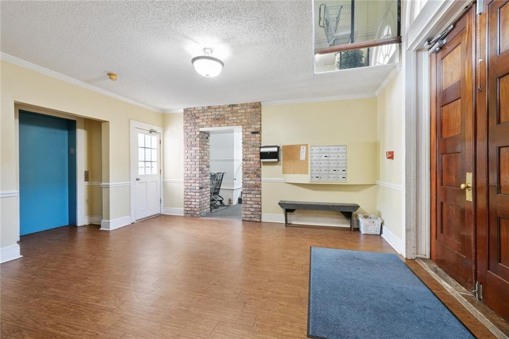 Edifício principal seguro com elevador. A porta dos fundos leva ao quintal fechado e ao estacionamen ...