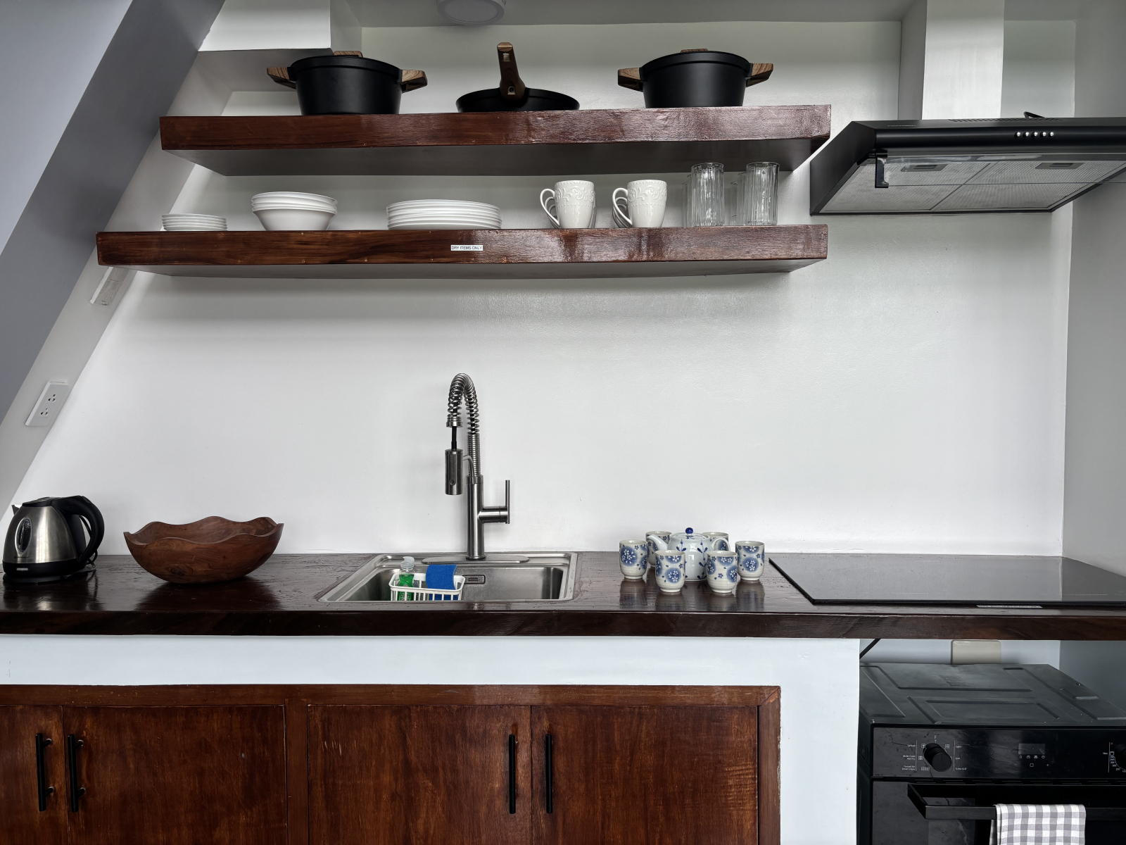 Keukenruimte op de tweede verdieping - 2-pitter inductiekookplaat en oven