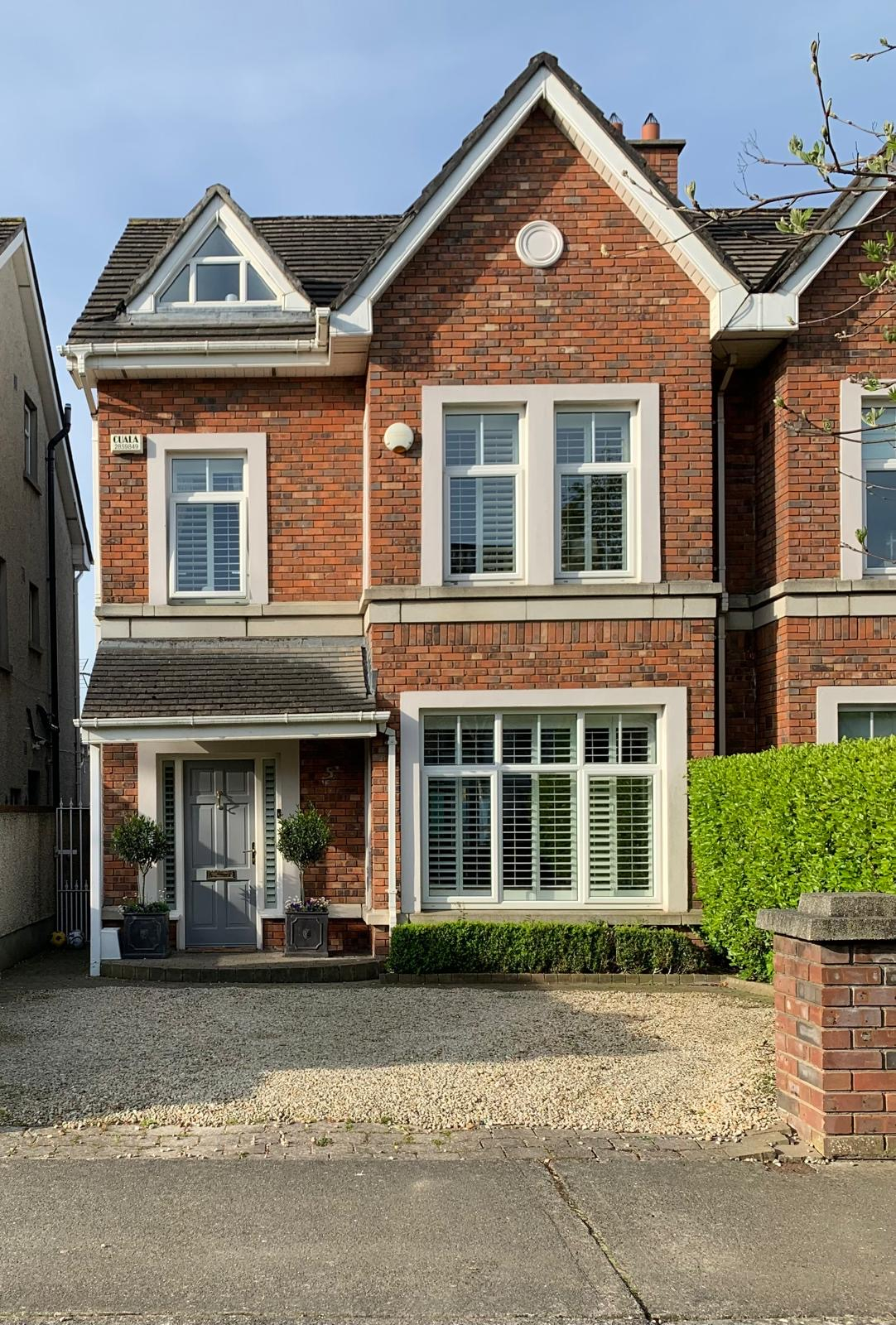 Estacionamento seguro fora da rua para 2 carros