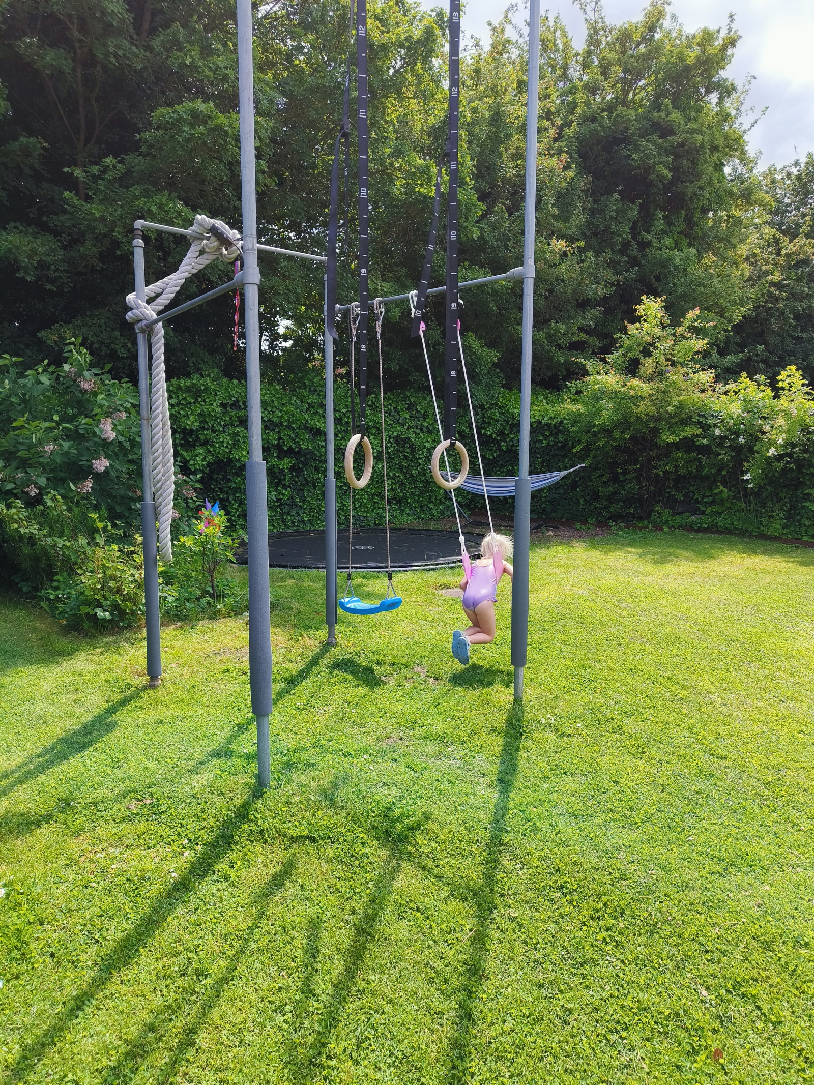 Acabamos de adicionar um conjunto de rack / balanço pull-up ao nosso jardim. Nossos filhos adoram ba ...