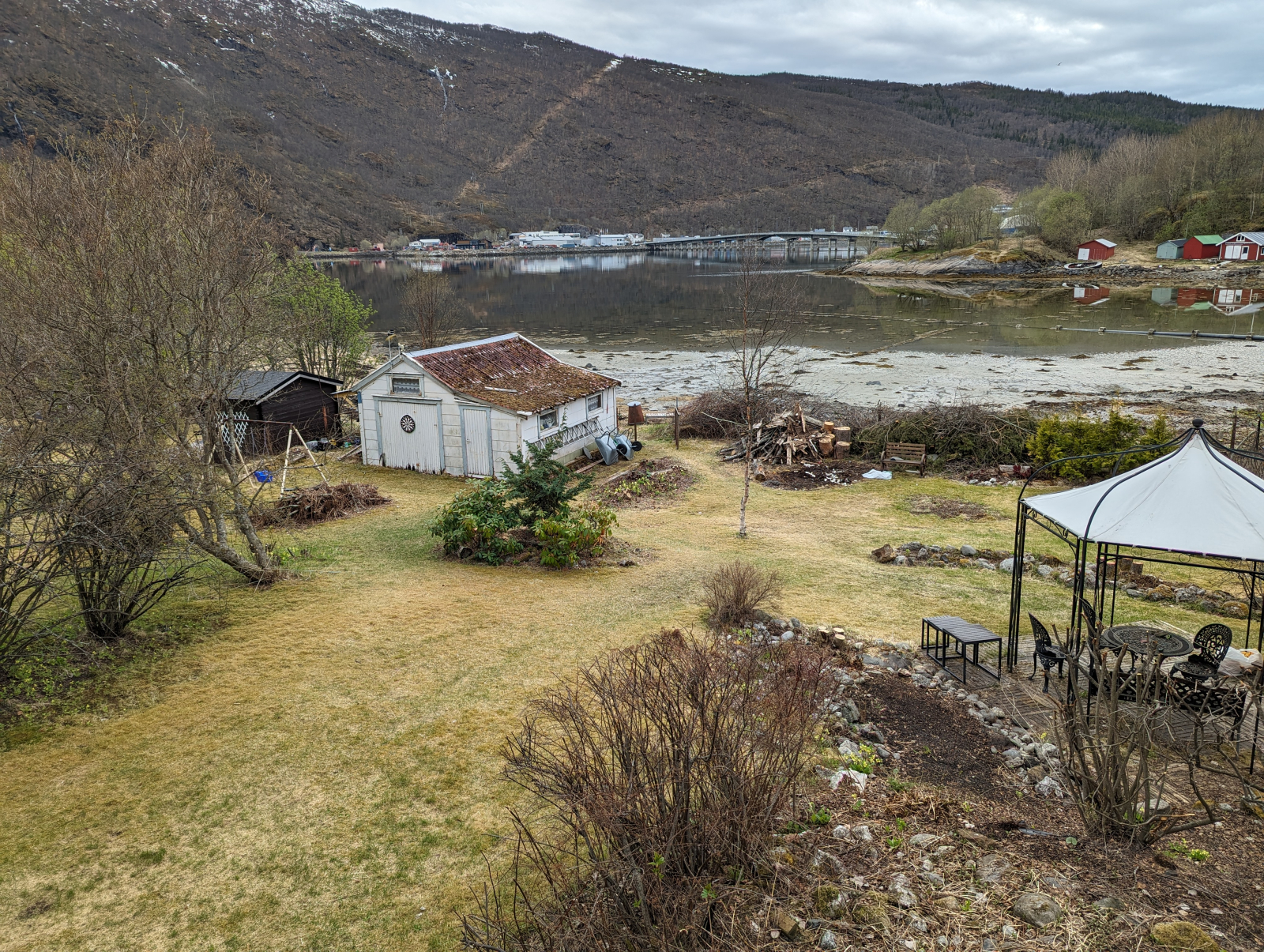 Casa de família norueguesa tranquila perto da natureza, no norte da Noruega.