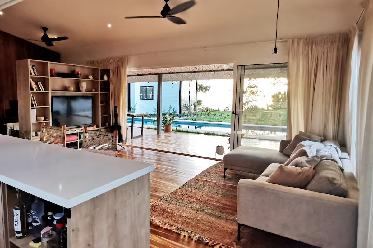 Sala de estar con la cocina y espacio de terraza separado también.