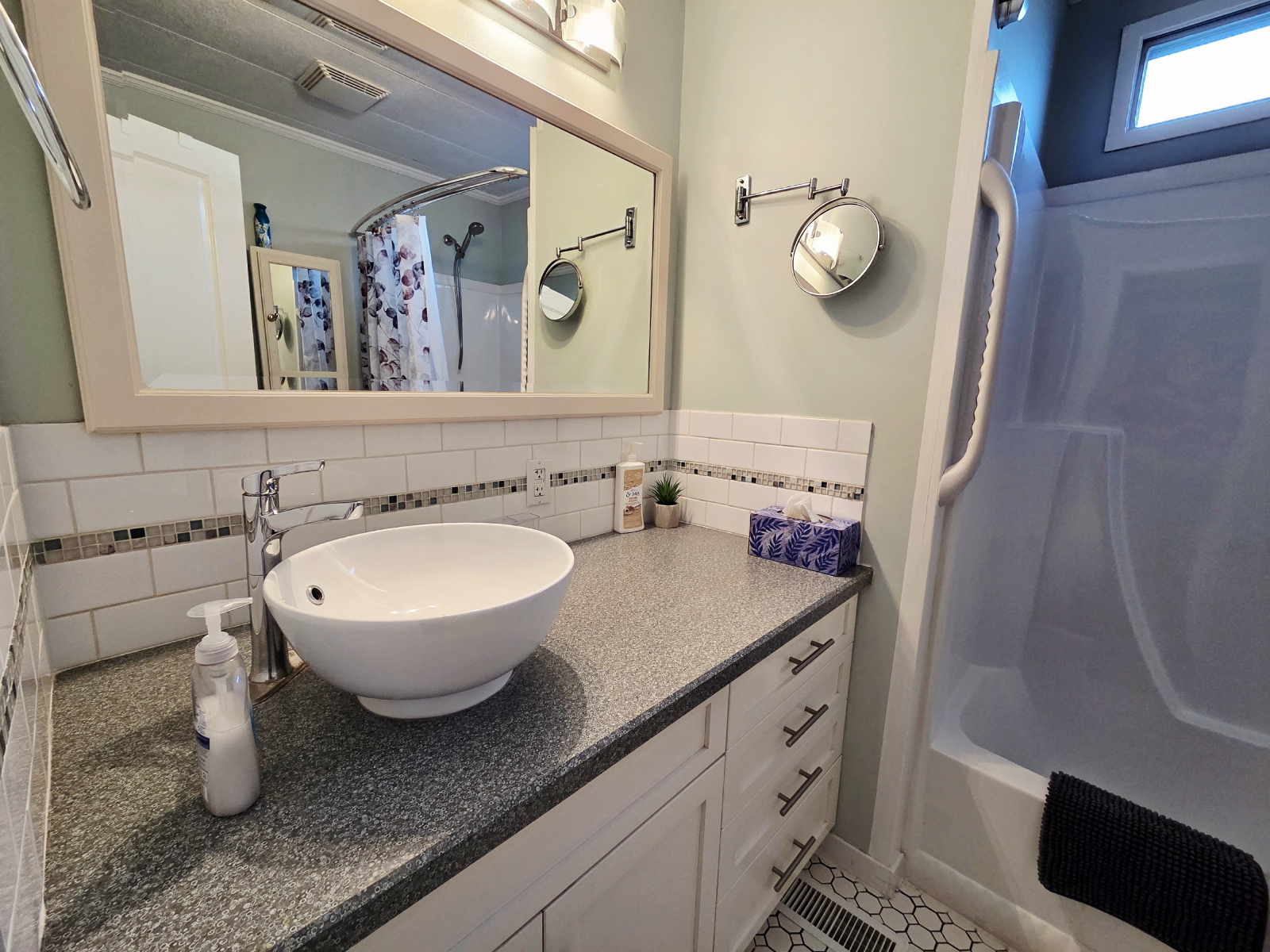 Une baignoire 4 pièces étincelante avec des articles de toilette supplémentaires au cas où vous auri ...